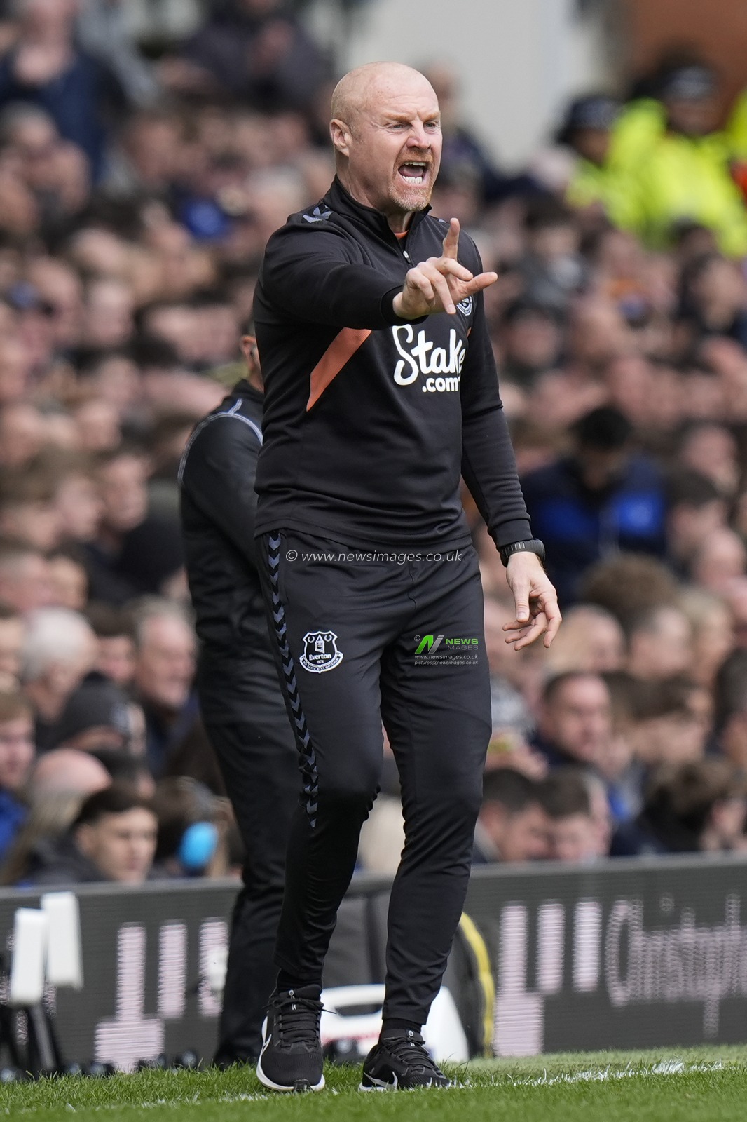 Sean Dyche manager of Evertons shouts instructions during the Premier League match Everton vs Nottingham Forest at Goodison Park, Liverpool, United Kingdom, 21st April 2024

(Photo by Steve Flynn/News Images)