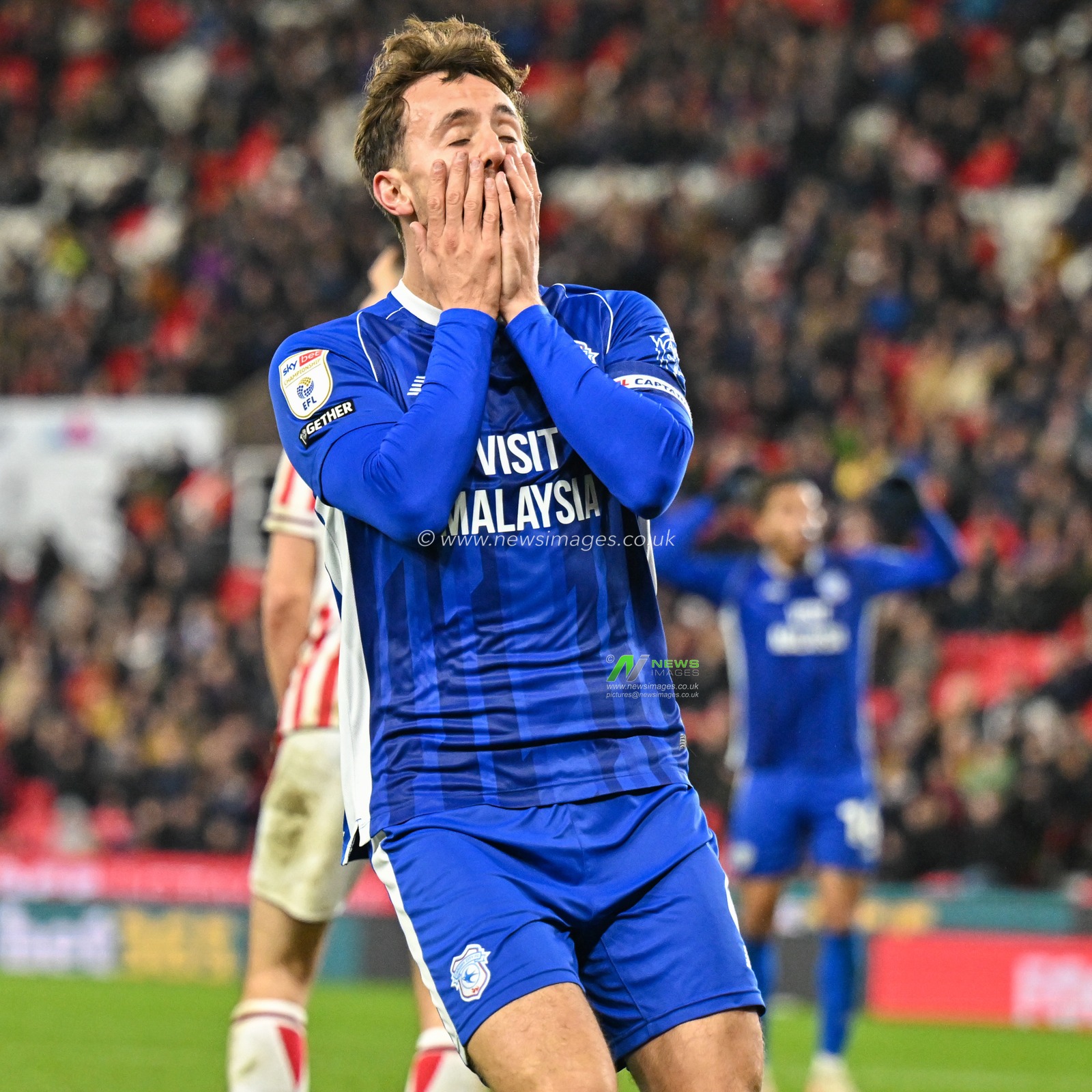 Joe Ralls 8# of Cardiff City Association Football Club misses a late opportunity for Cardiff, during the Sky Bet Championship match Stoke City vs Cardiff City at Bet365 Stadium, Stoke-on-Trent, United Kingdom, 4th November 2023

(Photo by Cody Froggatt/News Images)