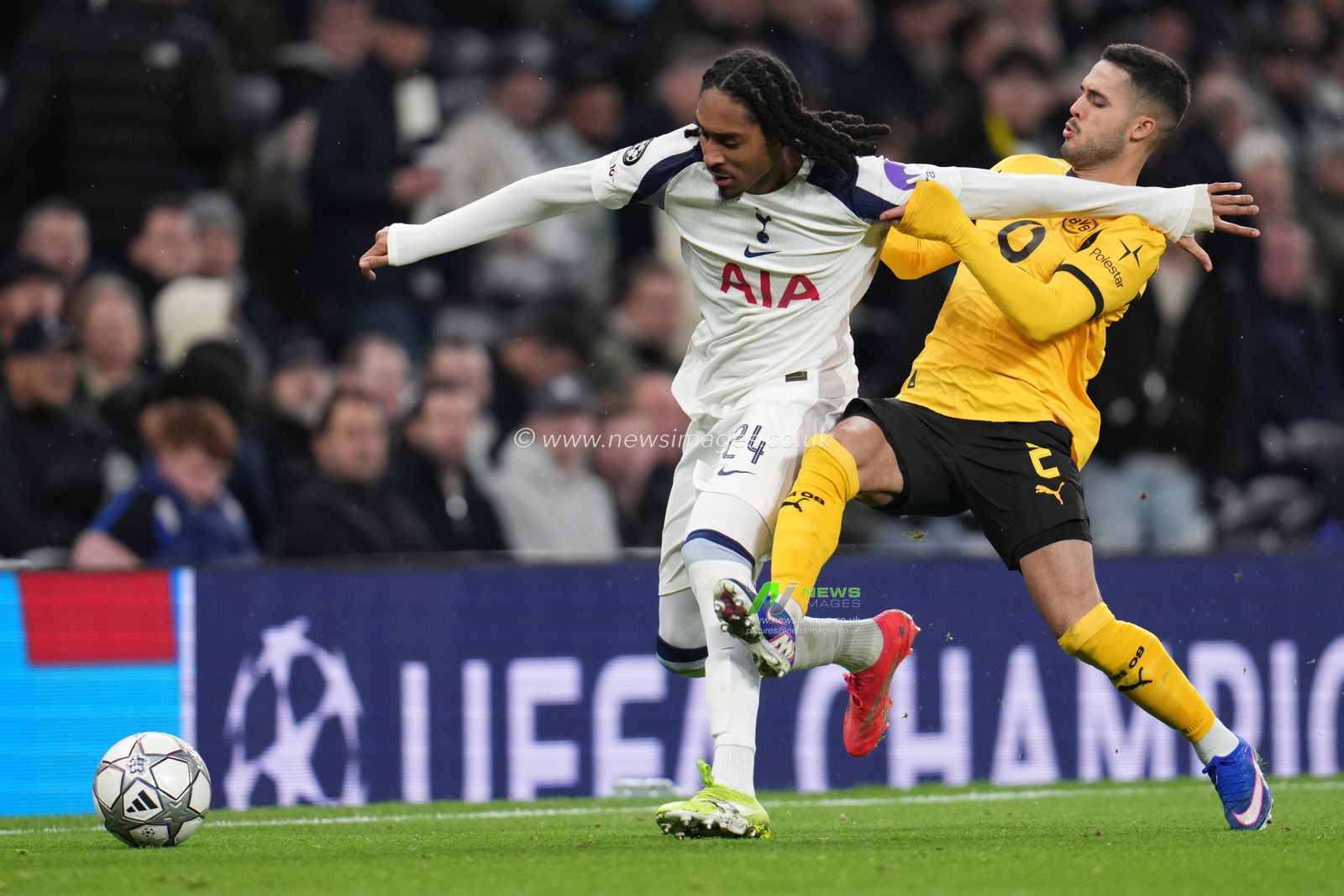 Djed Spence of Tottenham Hotspur holds off Yan Couto of Borussia Dortmund during the UEFA Champions league Matchday 7 of 8 Tottenham Hotspur vs Borussia Dortmund at Tottenham Hotspur Stadium, London, United Kingdom, 20th January 2026

(Photo by Harvey Murphy/News Images)