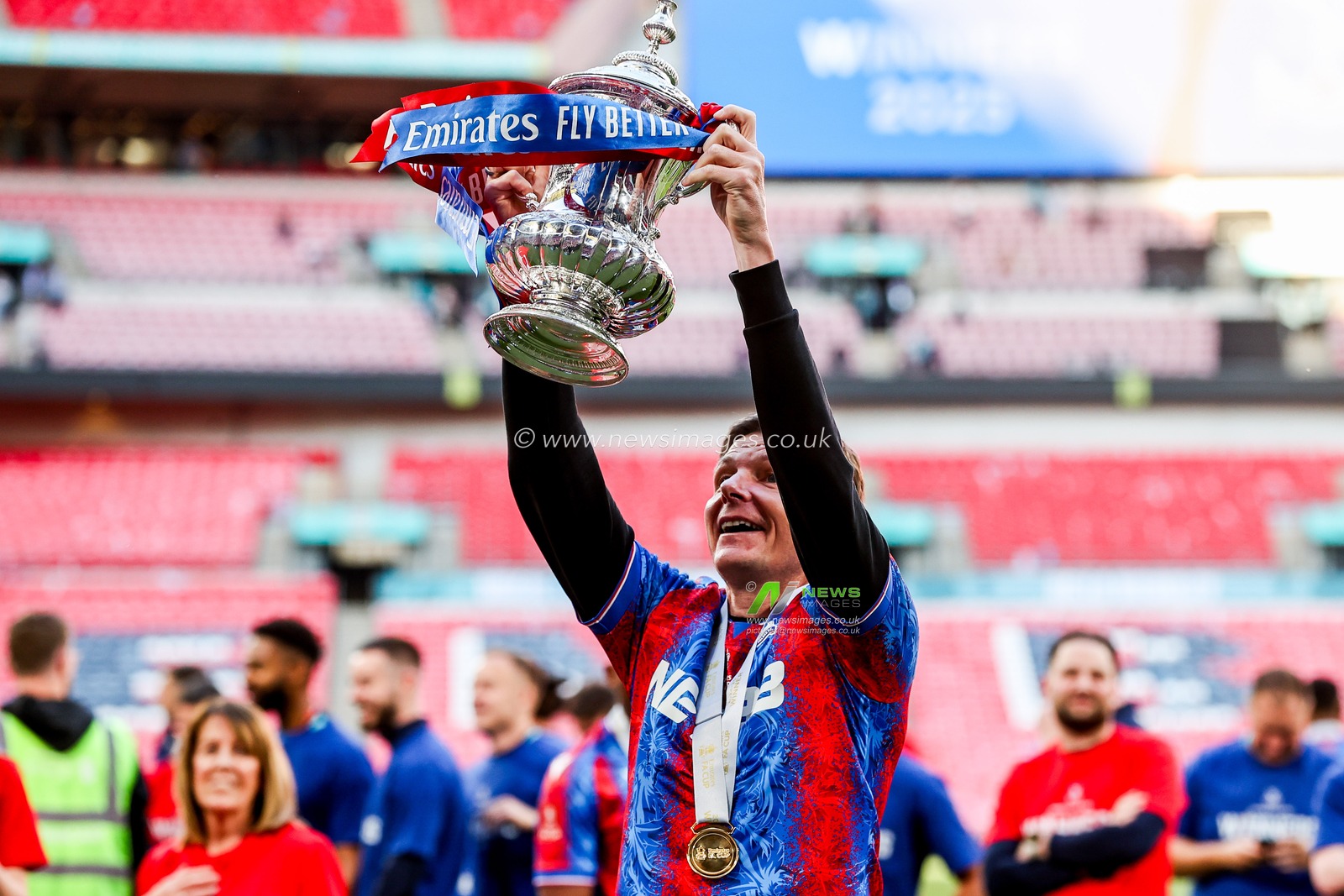 Oliver Glasner of Crystal Palace lifts the FA Cup infront of fans after the teams victory following the Emirates FA Cup Final match Crystal Palace vs Manchester City at Wembley Stadium, London, United Kingdom, 17th May 2025

(Photo by Alfie Cosgrove/News Images)