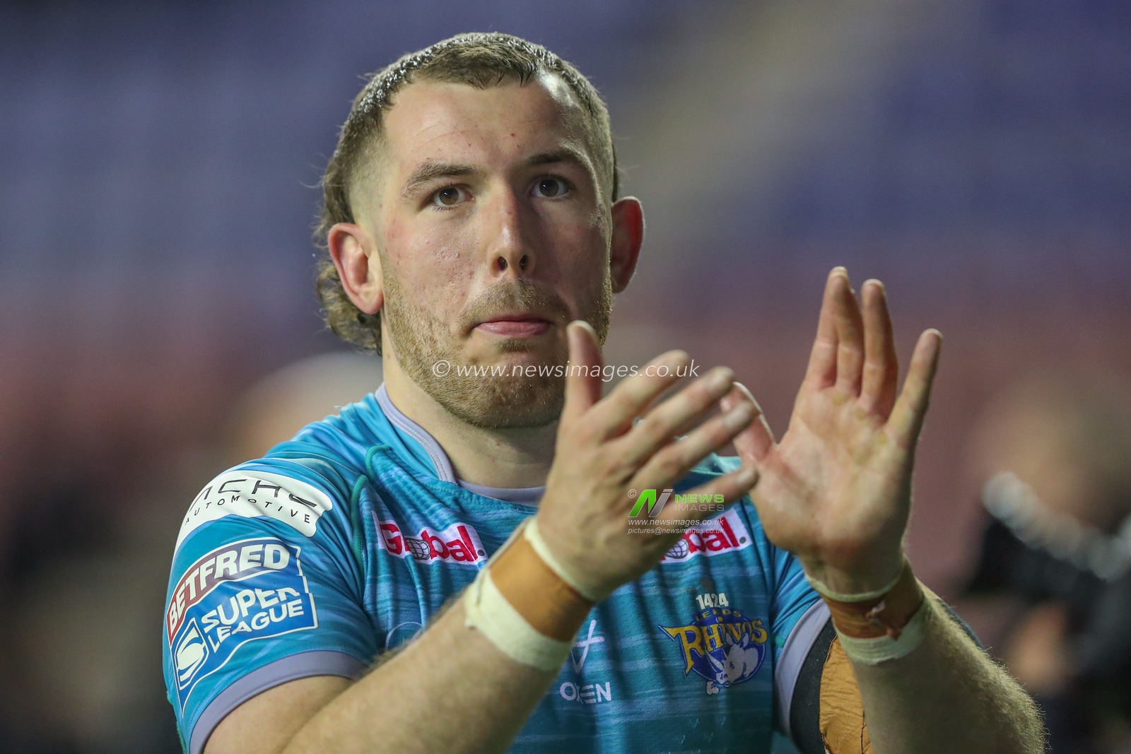 Cameron Smith #13 of Leeds Rhinos applauds the travelling fans after the Betfred Super League Round 12 match Wigan Warriors vs Leeds Rhinos at DW Stadium, Wigan, United Kingdom, 12th May 2023

(Photo by Gareth Evans/News Images)