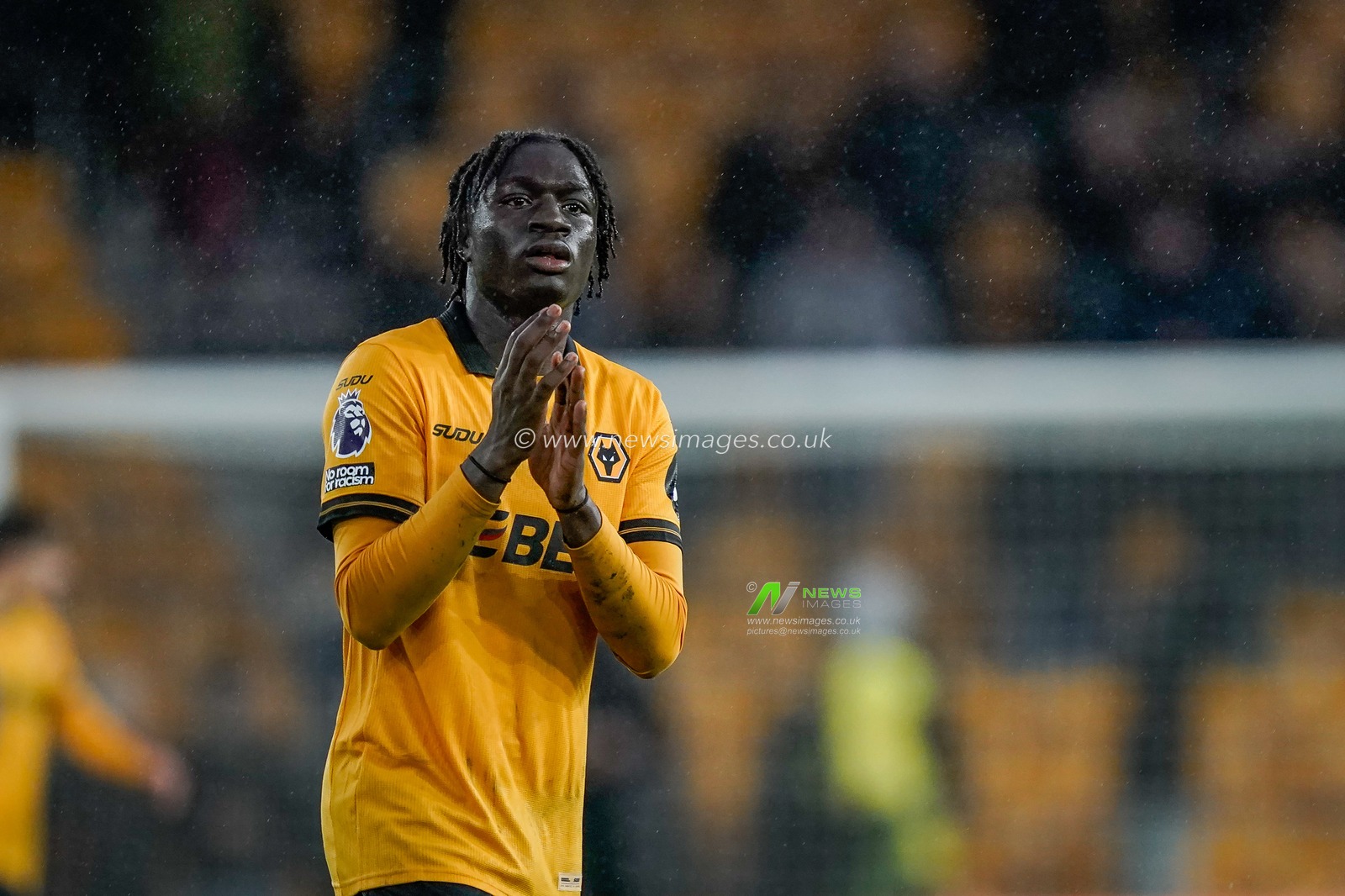 Mateus Mane of Wolverhampton Wanderers applauds the fans after the final whistle  during the Premier League match Wolverhampton Wanderers vs Chelsea at Molineux, Wolverhampton, United Kingdom on 07 February 2026

(Photo by Maynard Manyowa/News Images)