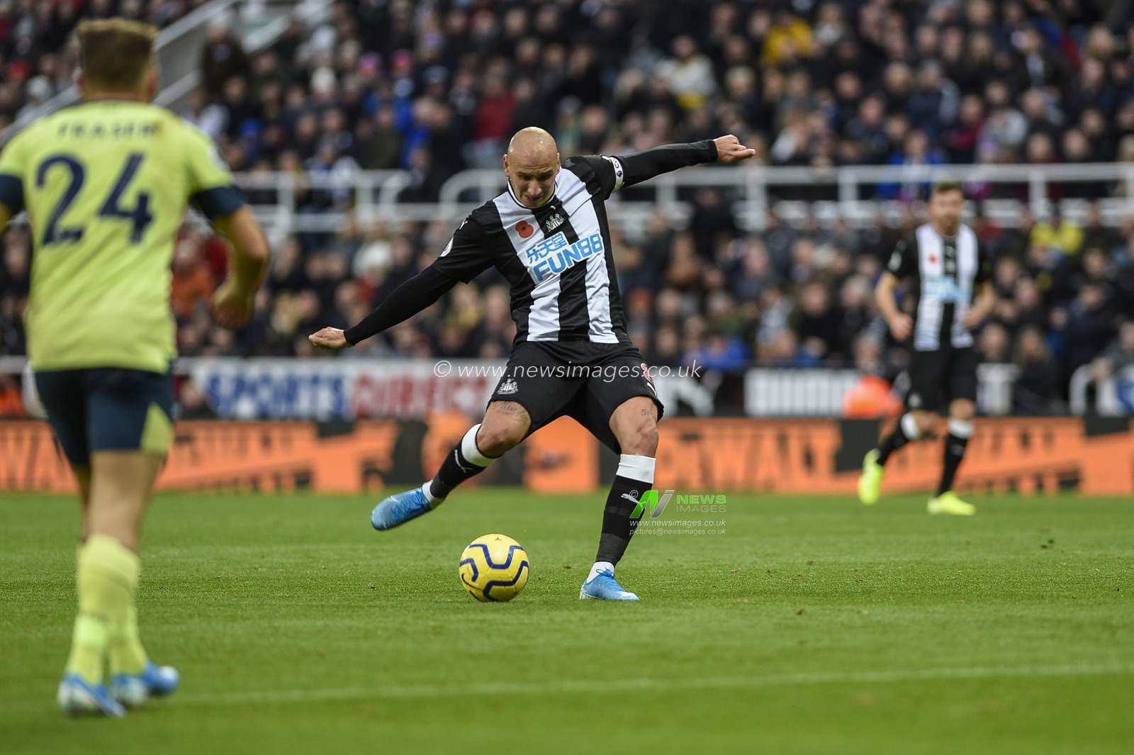 9th November 2019, St. James's Park, Newcastle, England; Premier League, Newcastle United v Bournemouth : Jonjo Shelvey (8) of Newcastle United shoots at goal

Credit: Iam Burn/News Images