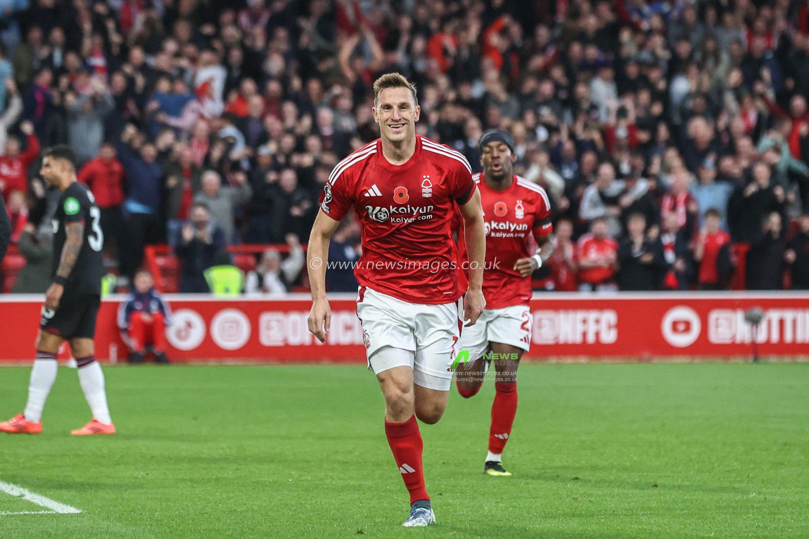 Chris Wood of Nottingham Forest celebrates his goal to make it 1-0 during the Premier League match Nottingham Forest vs West Ham United at City Ground, Nottingham, United Kingdom, 2nd November 2024

(Photo by Alfie Cosgrove/News Images)
