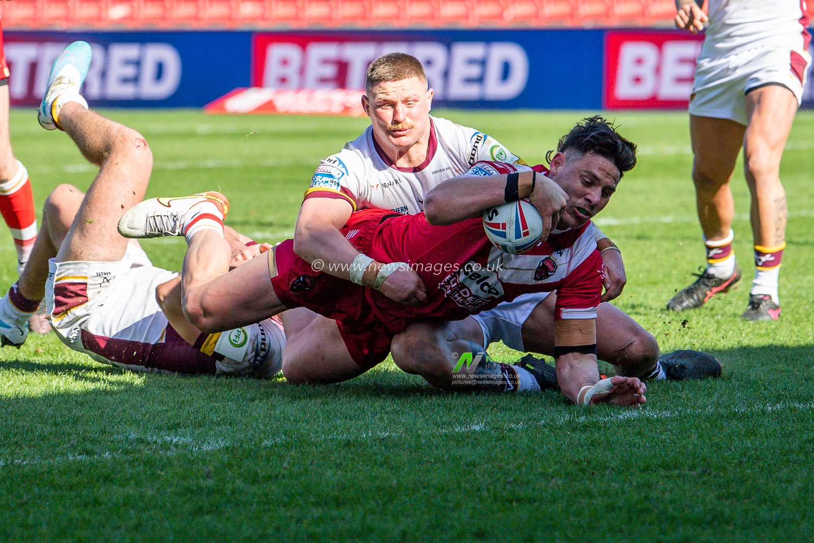Shane Wright #17 of Salford Red Devils goes over for a try during the Betfred Super League Round 7 match Salford Red Devils vs Huddersfield Giants at AJ Bell Stadium, Eccles, United Kingdom, 2nd April 2023

(Photo by Craig Thomas/News mages)