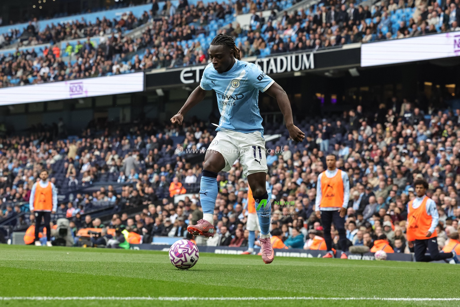 Jeremy Doku of Manchester City with the ball during the Premier League match Manchester City vs Burnley at Etihad Stadium, Manchester, United Kingdom, 27th September 2025

(Photo by Mark Cosgrove/News Images)