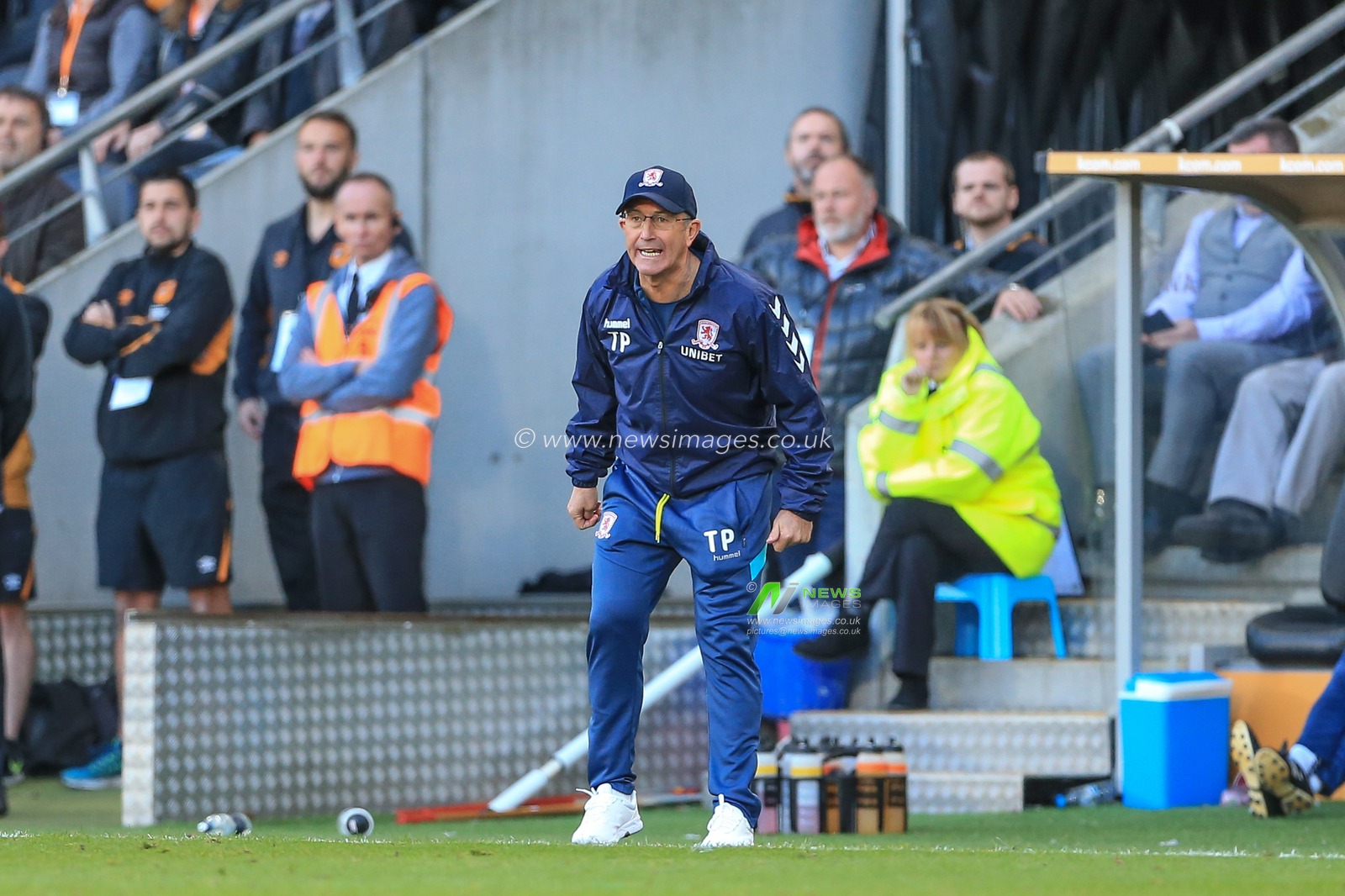 29th September 2018, KCOM Stadium, Hull , England; Sky Bet Championship, Hull City v Middlesbrough ;  Tony Pulis manager of Middlesbrough gives out instructions

Credit:   Mark Cosgrove/News Images

English Football League images are subject to DataCo Licence