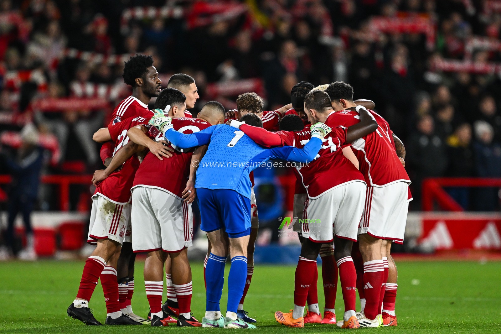 Nottingham Forest in a team huddle ahead of the second half of the Premier League match Nottingham Forest vs Manchester United at City Ground, Nottingham, United Kingdom, 30th December 2023

(Photo by Craig Thomas/News Images)