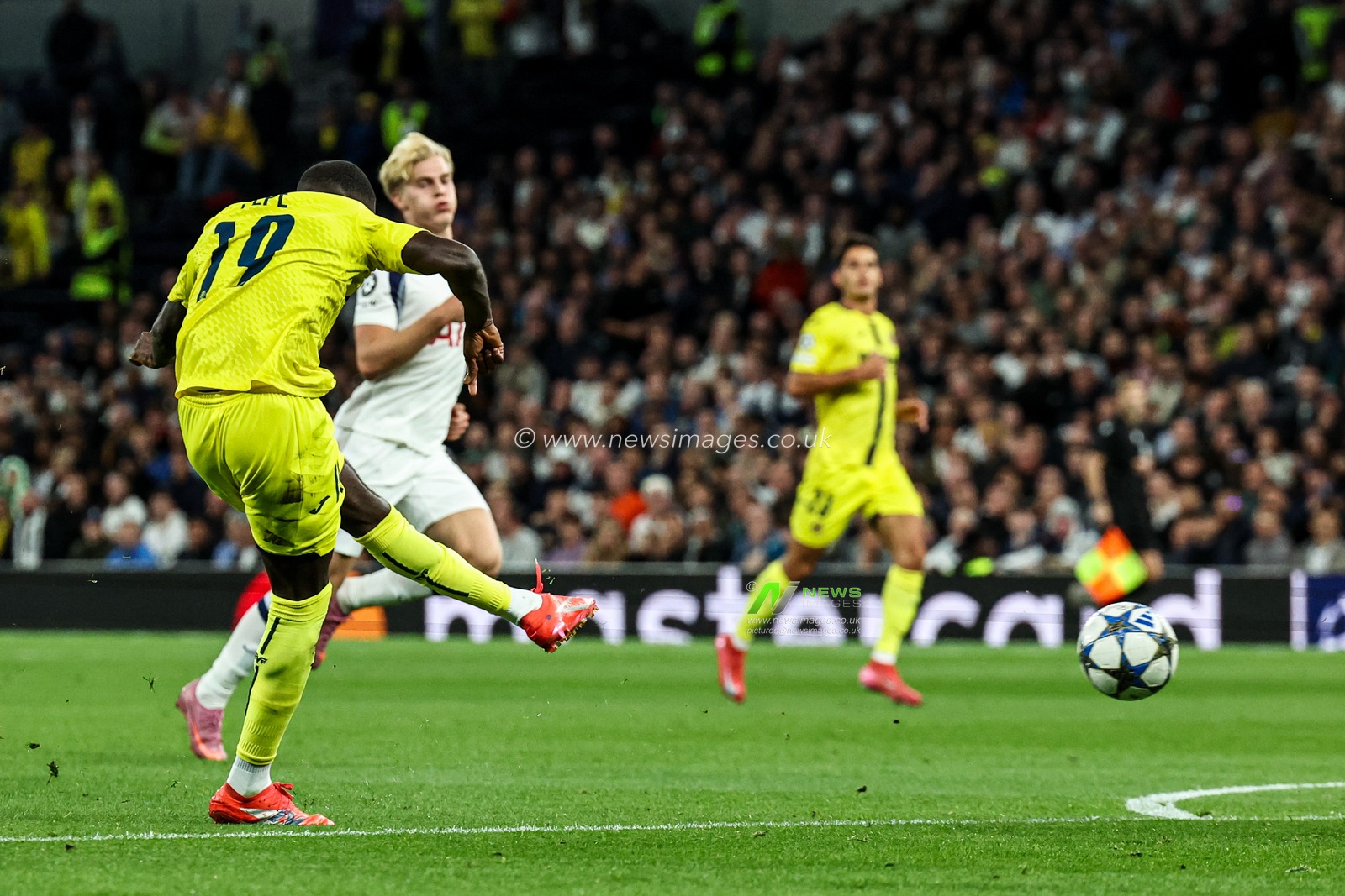 Nicolas Pepe of Villarreal takes shot during the UEFA Champions League match Tottenham Hotspur vs Villarreal at Tottenham Hotspur Stadium, London, United Kingdom, 16th September 2025

(Photo by Mark Cosgrove/News Images)
