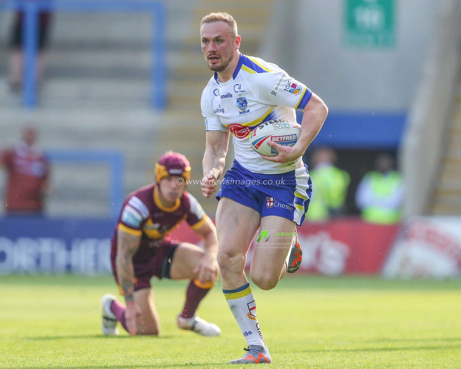 Ben Currie #11 of Warrington Wolves runs with the ball during the Betfred Super League Round 15 match Warrington Wolves vs Huddersfield Giants at Halliwell Jones Stadium, Warrington, United Kingdom, 10th June 2023

(Photo by Gareth Evans/News Images)