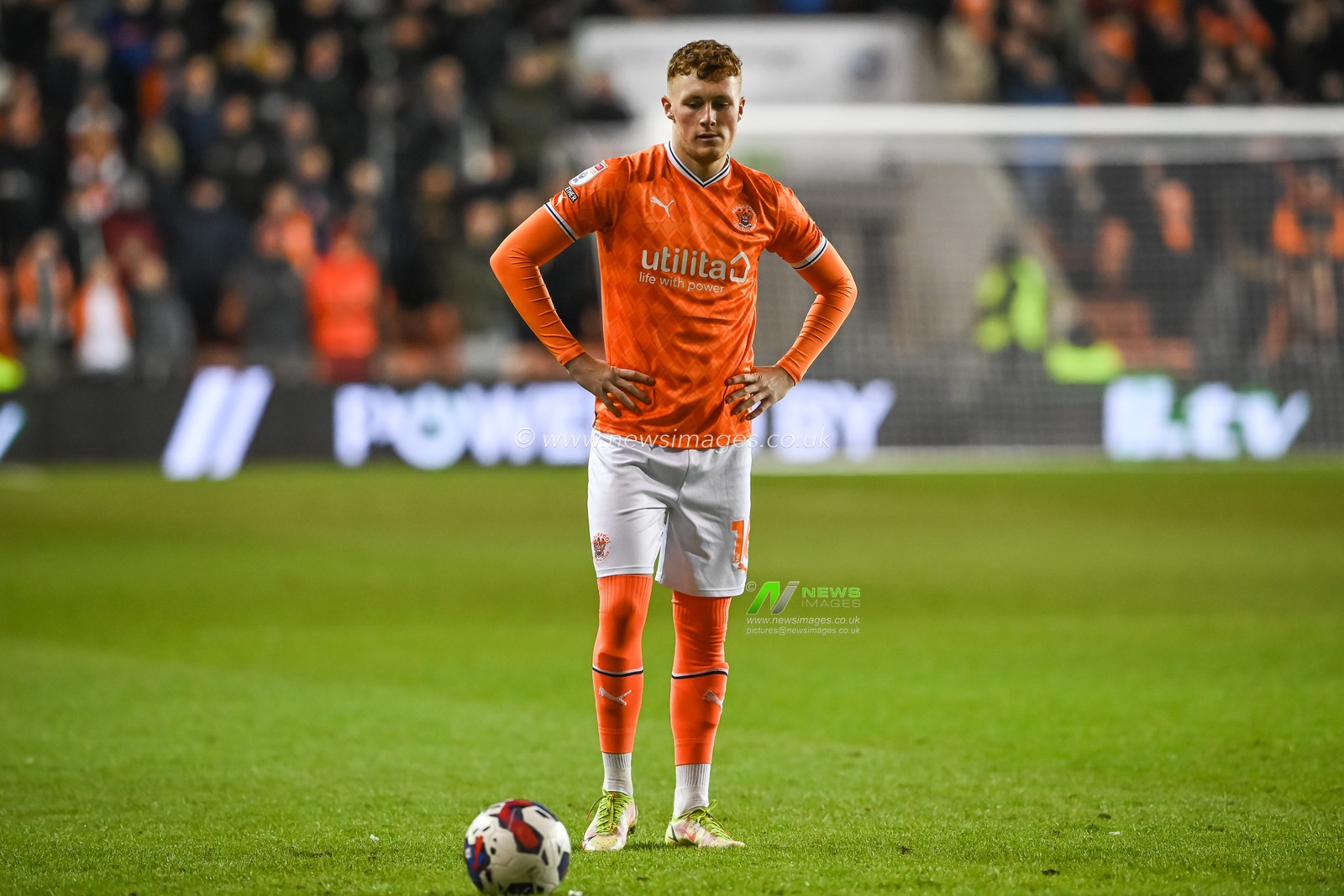 Sonny Carey #16 of Blackpool prepares to take a free kick during the Sky Bet Championship match Blackpool vs Sheffield United at Bloomfield Road, Blackpool, United Kingdom, 29th December 2022

(Photo by Craig Thomas/News Images)