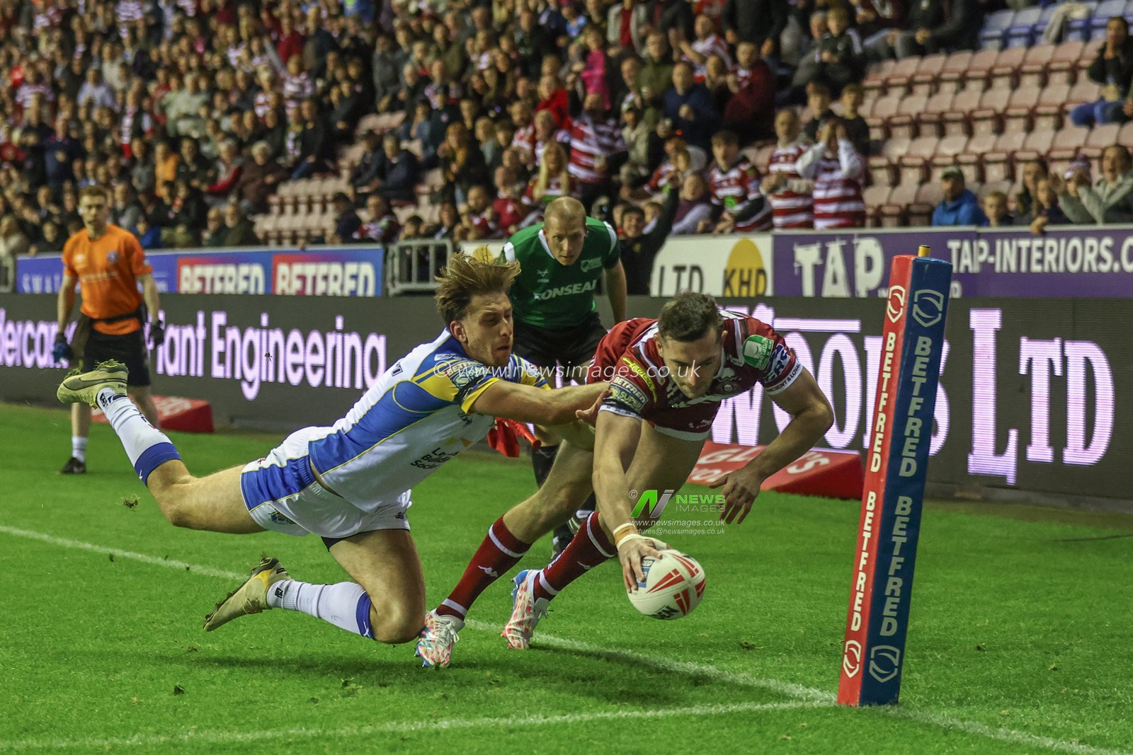 Jake Wardle of Wigan Warriors goes over for a try during the Betfred Super League Round 26 match Wigan Warriors vs Leeds Rhinos at The Brick Community Stadium, Wigan, United Kingdom, 13th September 2024

(Photo by Alfie Cosgrove/News Images)