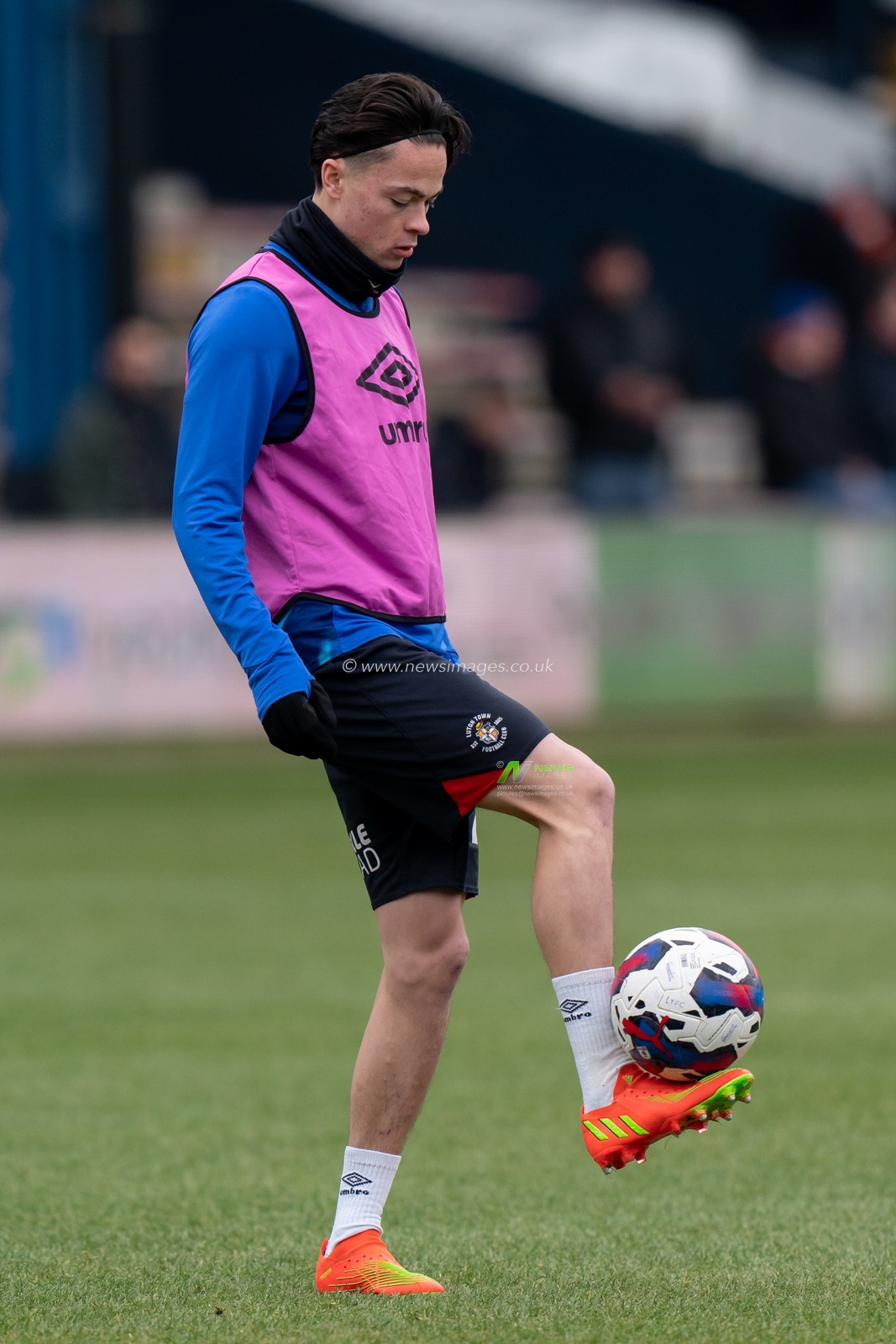 Louie Watson #20 of Luton Town warming up prior to the Emirates FA Cup Fourth Round match Luton Town vs Grimsby Town at Kenilworth Road, Luton, United Kingdom, 28th January 2023

(Photo by Richard Washbrooke/News Images)