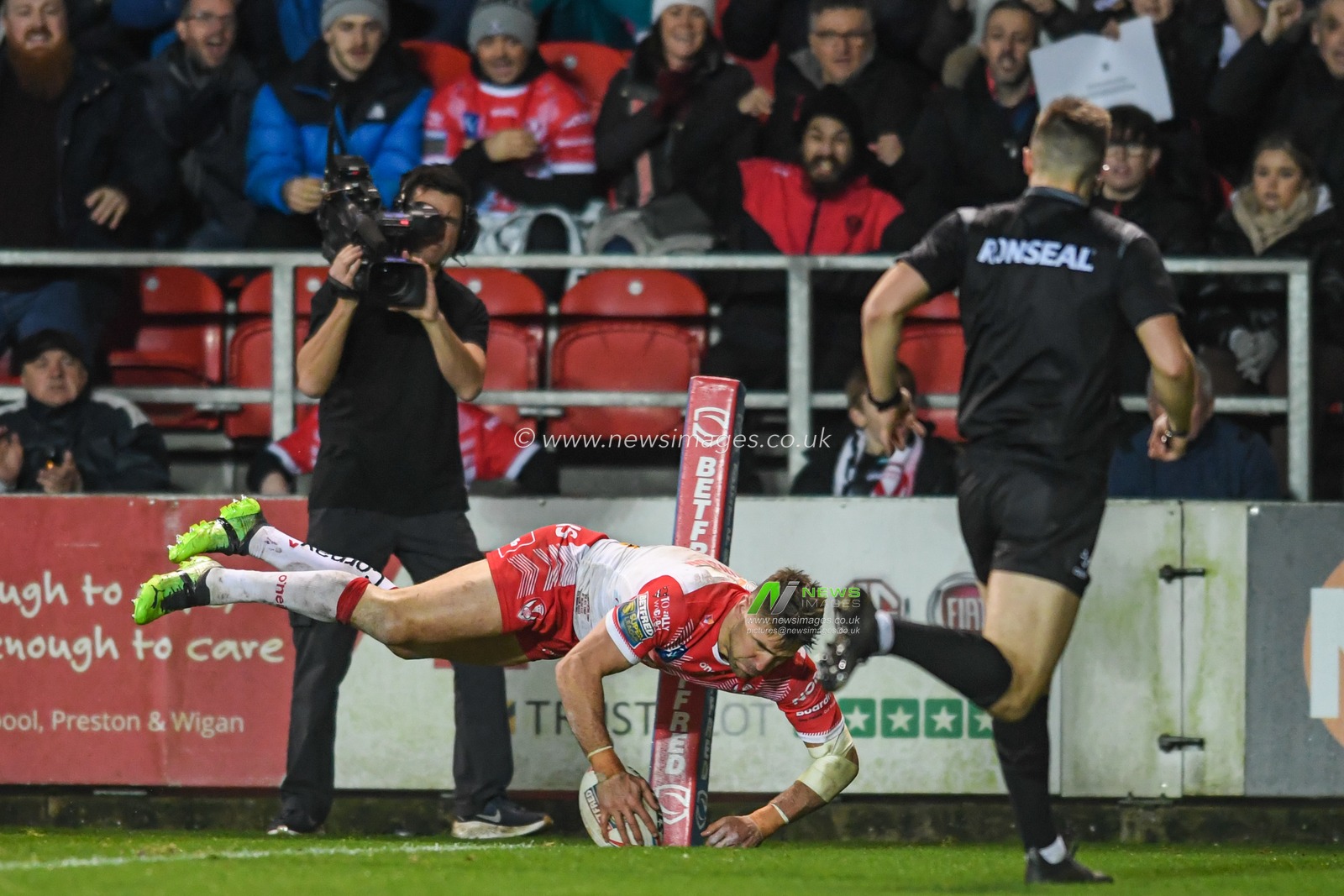 Tommy Makinson #2 of St Helens goes over for a try to make it 16-2
