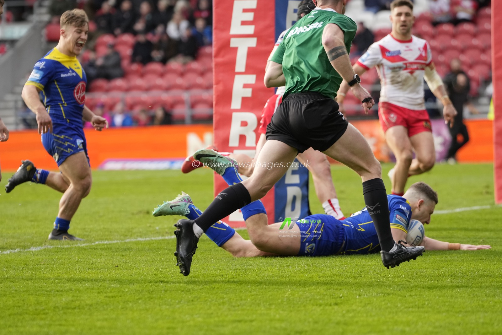 George Williams of Warrington Wolves dives over the line to score a try during the Betfred Challenge Cup Quarter Final match St Helens vs Warrington Wolves at Totally Wicked Stadium, St Helens, United Kingdom, 14th April 2024

(Photo by Steve Flynn/News Images)
