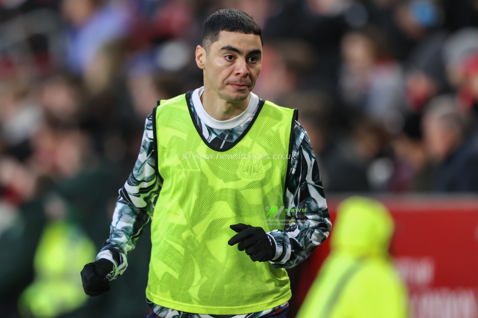 Miguel AlmirÃ³n of Newcastle United warming up during th game during the Premier League match Brentford vs Newcastle United at The Gtech Community Stadium, London, United Kingdom, 7th December 2024

(Photo by Alfie Cosgrove/News Images)
