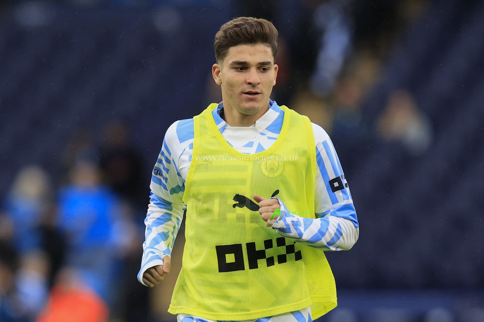 Julian Alvarez #19 of Manchester City warms up for the game ahead of the Premier League match Manchester City vs Fulham at Etihad Stadium, Manchester, United Kingdom, 5th November 2022

(Photo by Conor Molloy/News Images)