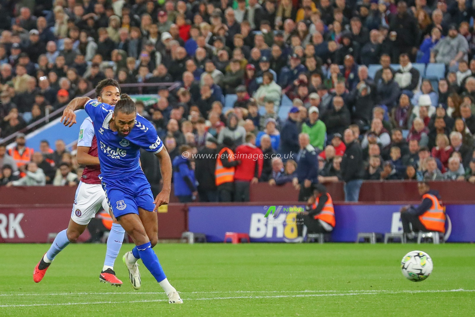 Dominic Calvert-Lewin #9 of Everton scores a goal to make it 0-2 during the Carabao Cup Third Round match Aston Villa vs Everton at Villa Park, Birmingham, United Kingdom, 27th September 2023

(Photo by Gareth Evans/News Images)