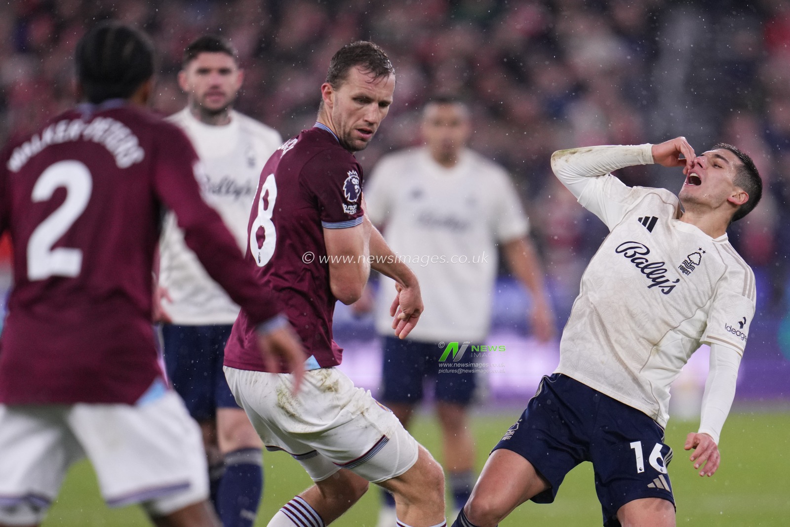 during the Premier League match West Ham United vs Nottingham Forest at London Stadium, London, United Kingdom, 6th January 2026

(Photo by Harvey Murphy/News Images)

*** GER AUT SUI OUT ***
