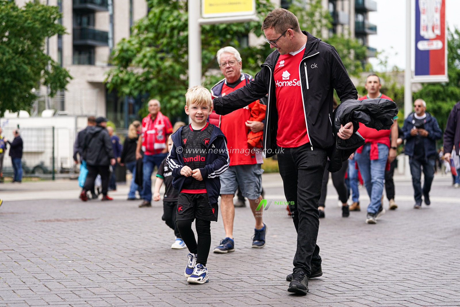 Father and son walking to Wembley ahead of the Sky Bet League 2 Playoff Final match AFC Wimbledon vs Walsall at Wembley Stadium, London, United Kingdom, 26th May 2025

(Photo by Harvey Murphy/News Images)