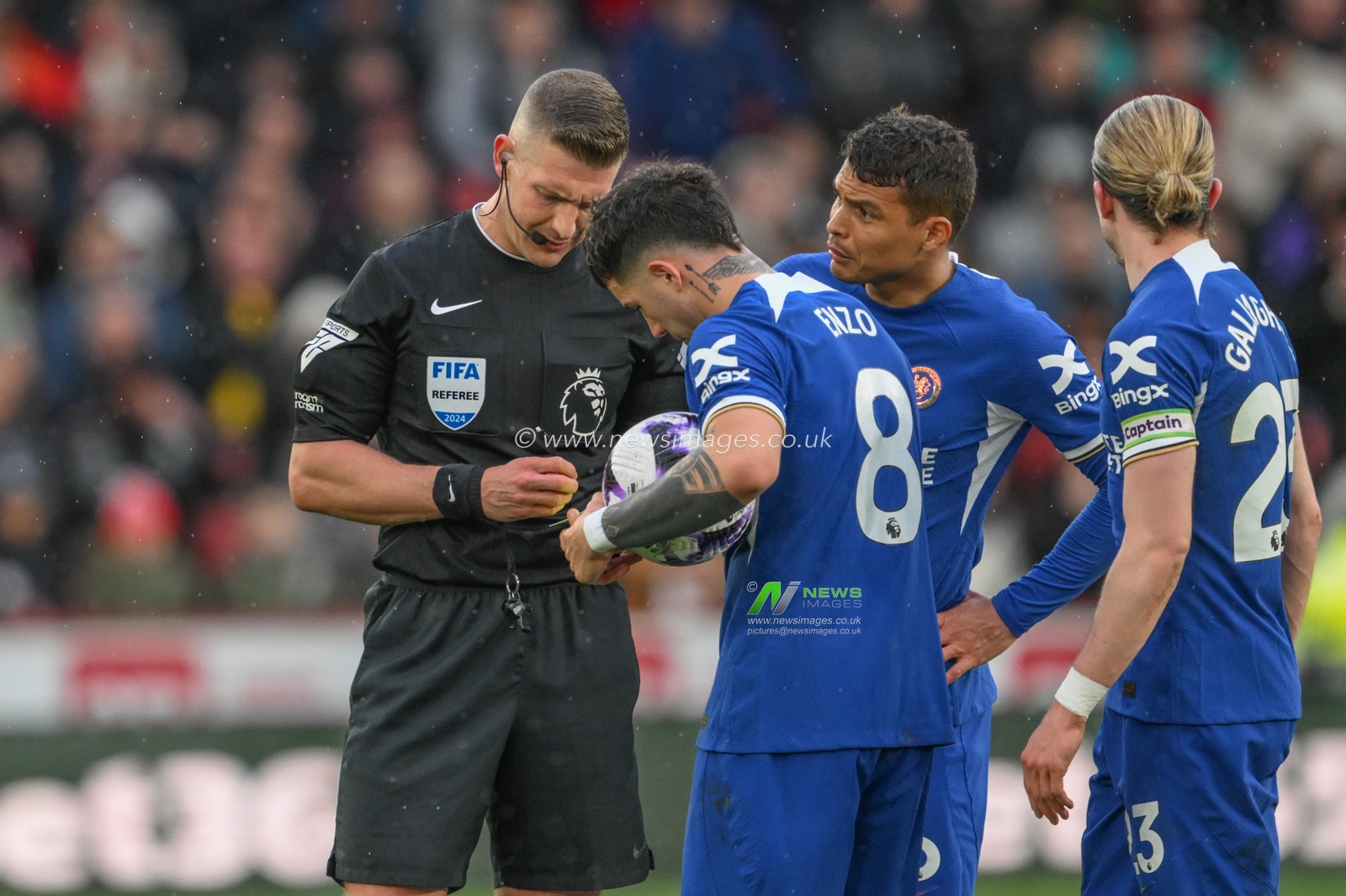 Thiago Silva of Chelsea speaks to referee Robert Jones during the Premier League match Sheffield United vs Chelsea at Bramall Lane, Sheffield, United Kingdom, 7th April 2024

(Photo by Craig Thomas/News Images)