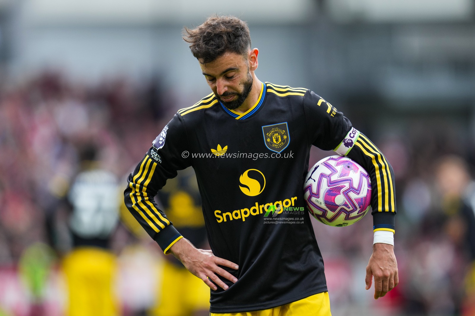 Bruno Fernandes of Manchester United during the Premier League match Brentford vs Manchester United at The Gtech Community Stadium, London, United Kingdom, 27th September 2025

(Photo by Harvey Murphy/News Images)
