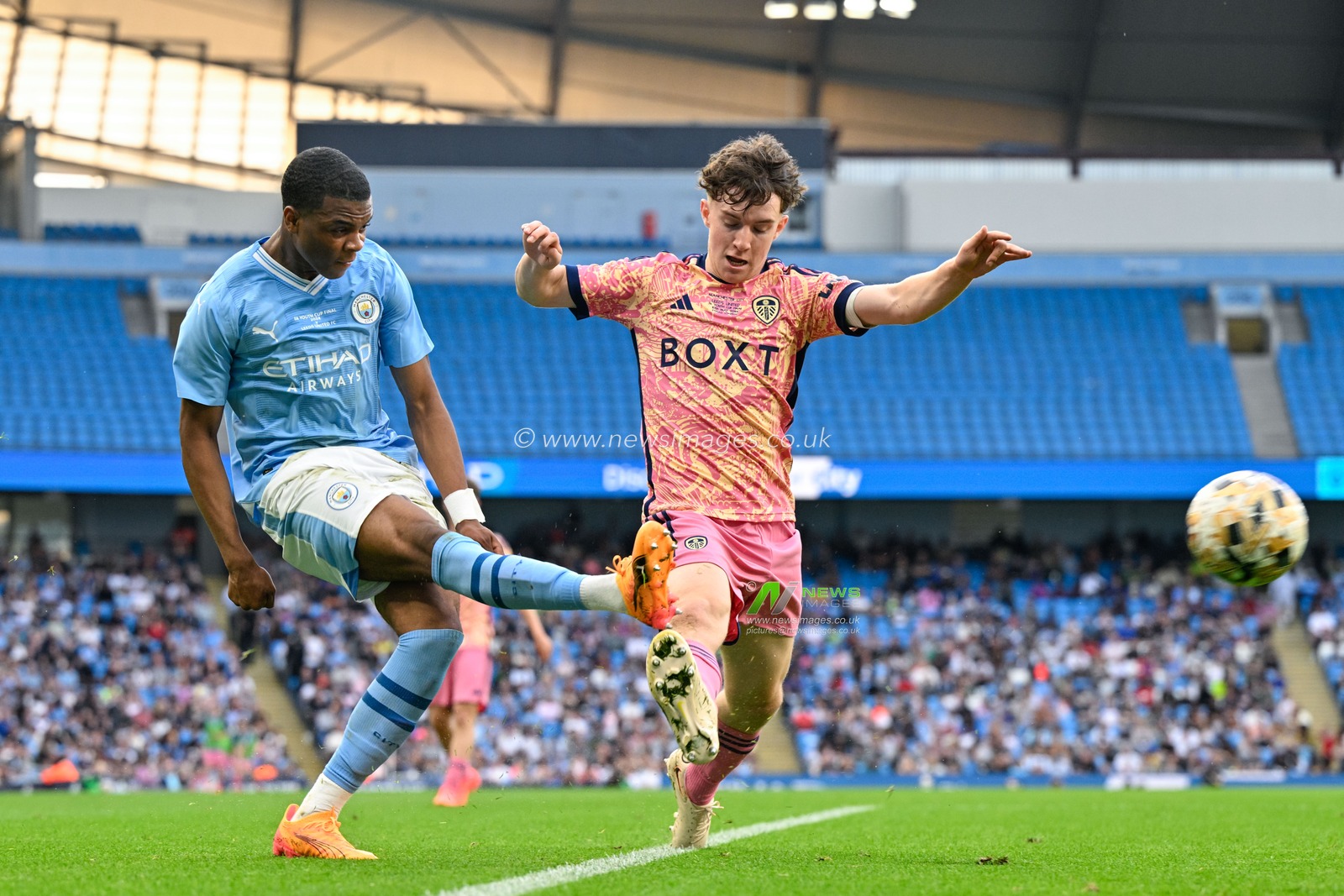 Farid Alfa-Ruprecht of Manchester City crosses the ball, during the FA Youth Cup Final match Manchester City vs Leeds United at Etihad Stadium, Manchester, United Kingdom, 10th May 2024

(Photo by Cody Froggatt/News Images)