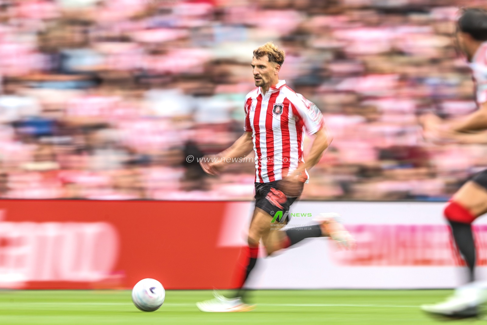 Thomas Meunier of Sunderland breaks with the ball during the Premier League match Sunderland vs Fulham at Stadium Of Light, Sunderland, United Kingdom on 30 August 2026

(Photo by Alfie Cosgrove/News Images)