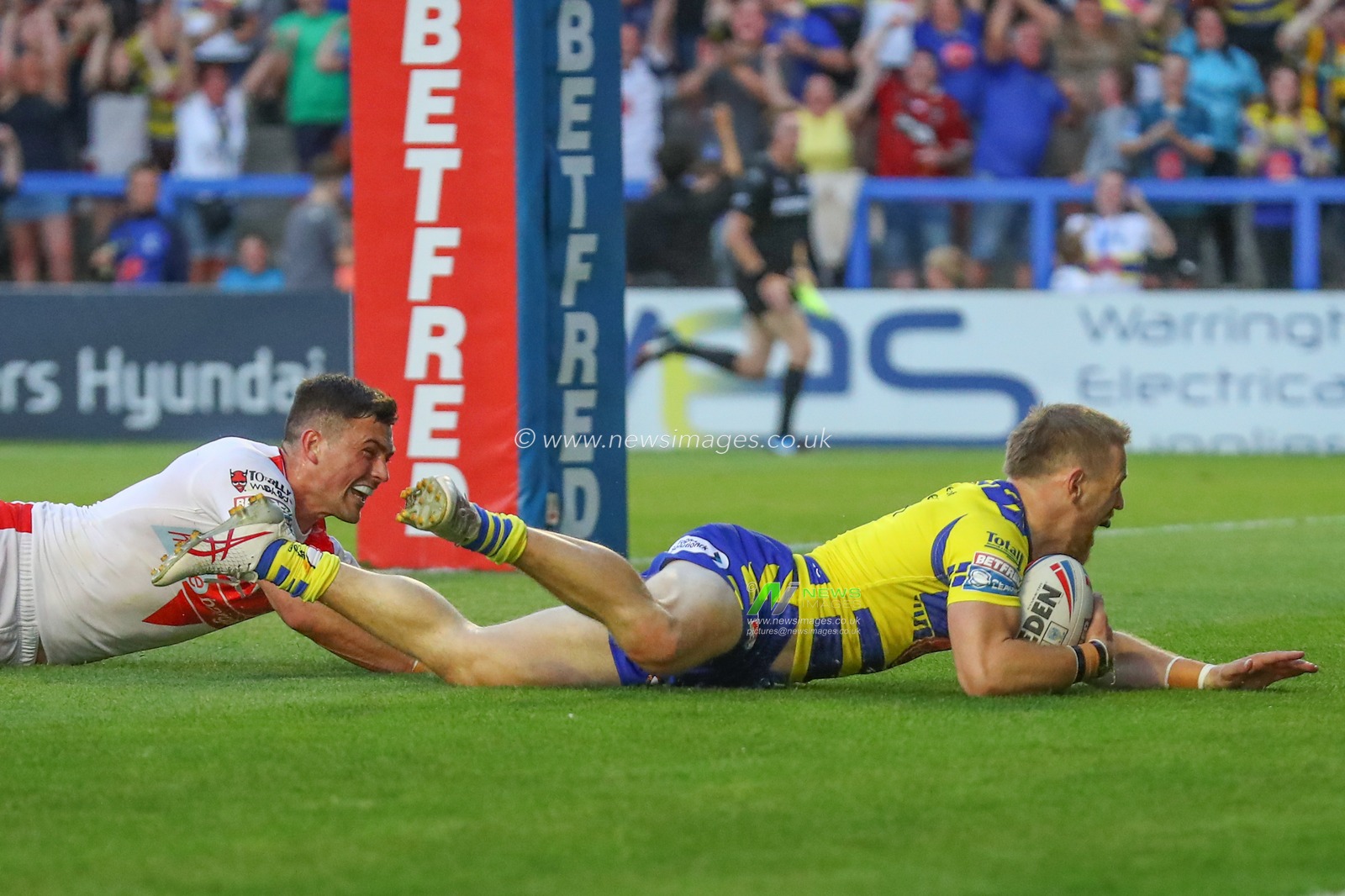 Matt Dufty #1 of Warrington Wolves goes over for a try and makes the score 18-12 during the Betfred Super League Round 18 match Warrington Wolves vs St Helens at Halliwell Jones Stadium, Warrington, United Kingdom, 7th July 2023

(Photo by Gareth Evans/News Images)