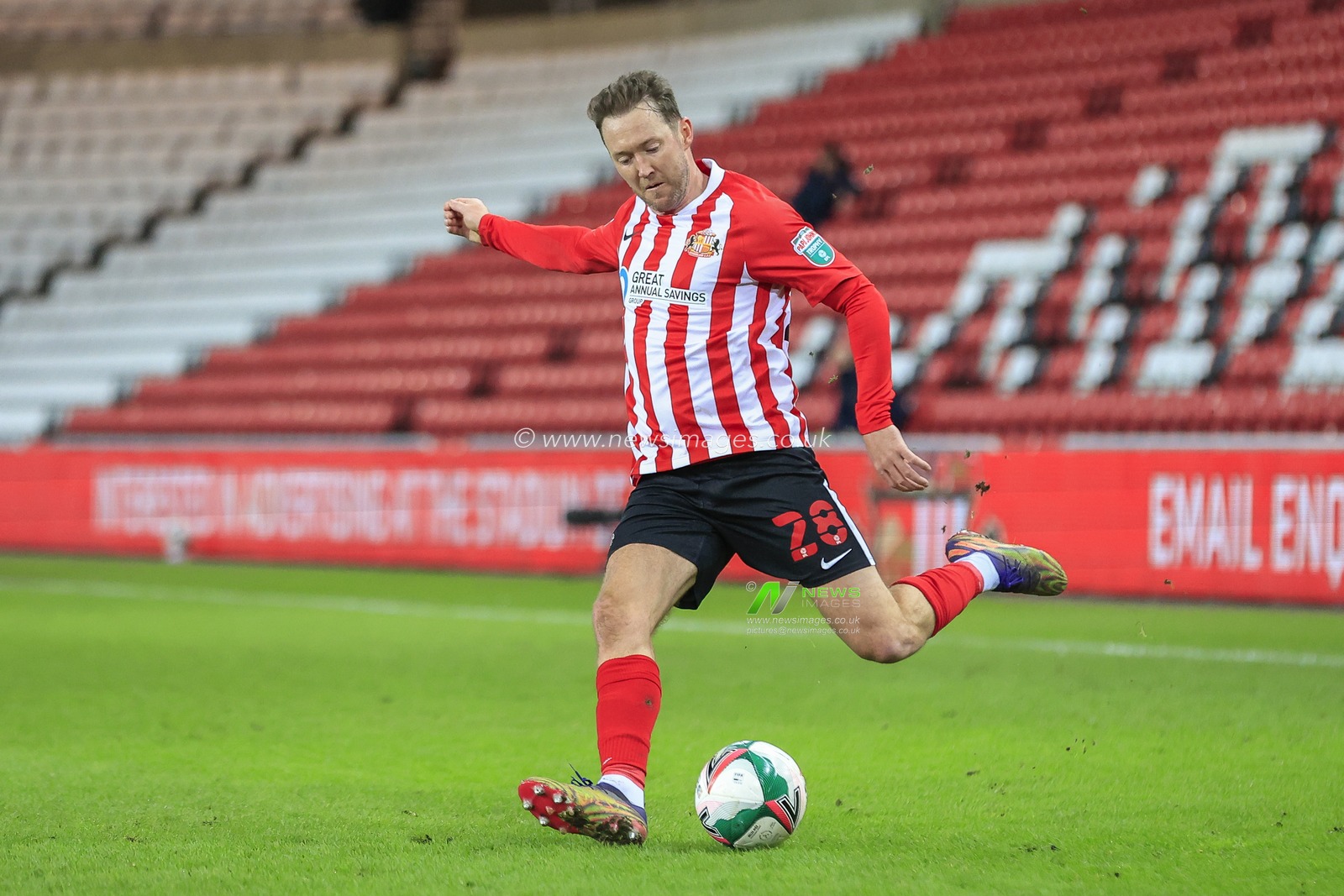 Aiden McGeady #28 of Sunderland in possession of the ball