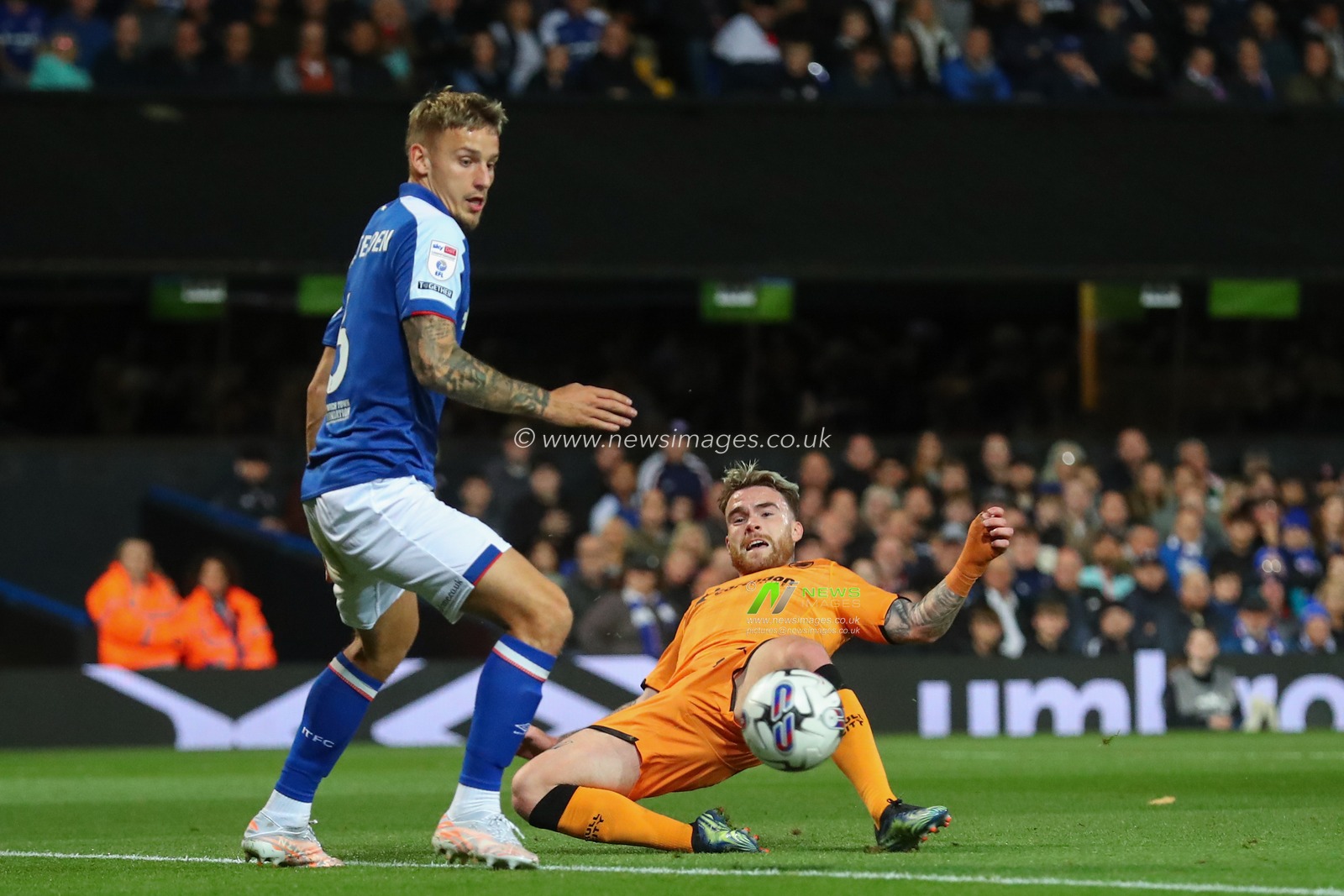 Aaron Connolly #44 of Hull City has a shot at goal during the Sky Bet Championship match Ipswich Town vs Hull City at Portman Road, Ipswich, United Kingdom, 3rd October 2023

(Photo by Gareth Evans/News Images)