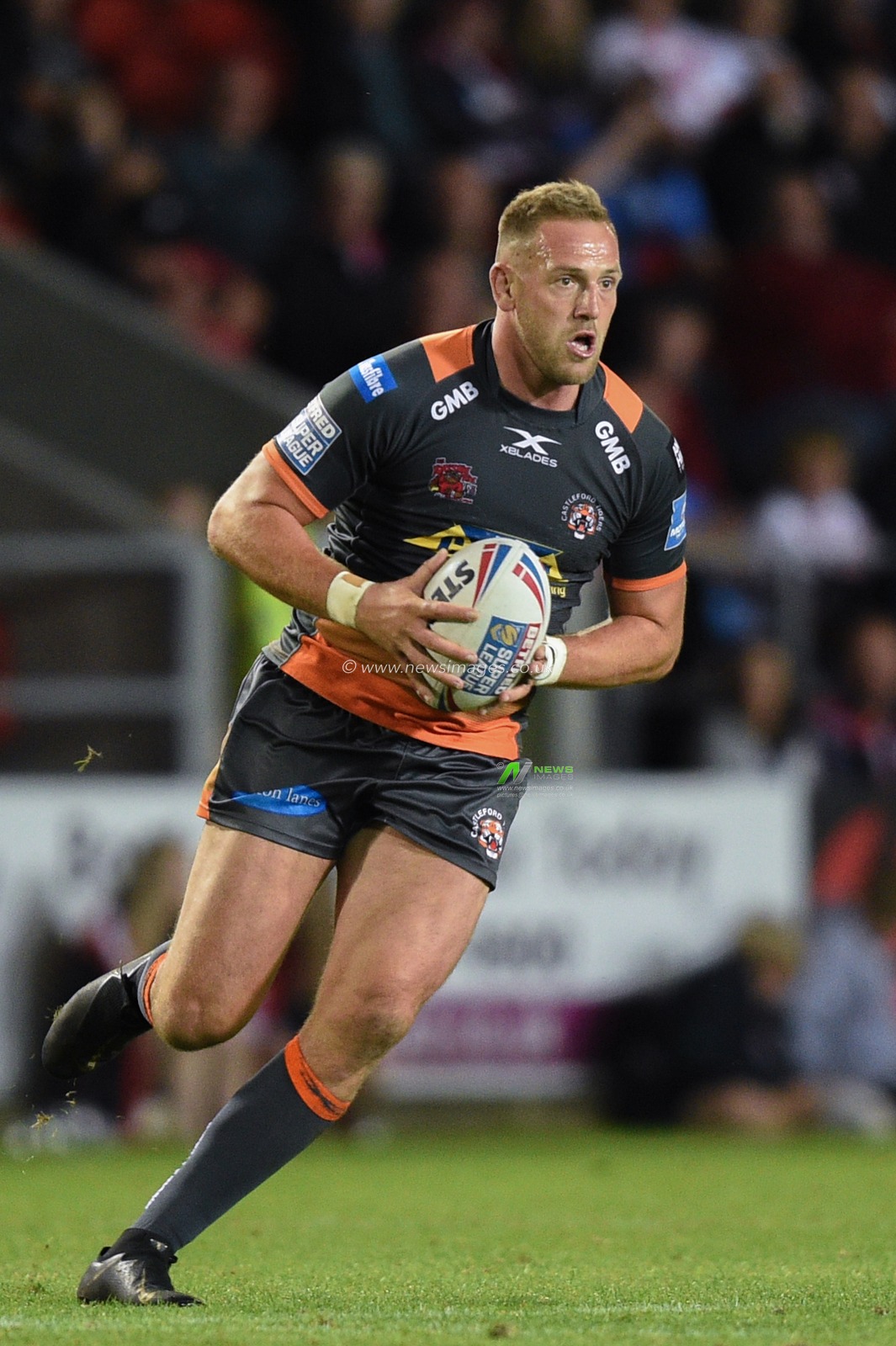 30th August 2019 , Totally Wicked Stadium, St Helens, England;  Betfred Super League Rugby, Round 27, St Helens vs Castleford Tigers ; Liam Watts (8) of Castleford Tigers in action during the game. 

Credit: Richard Long/News Images