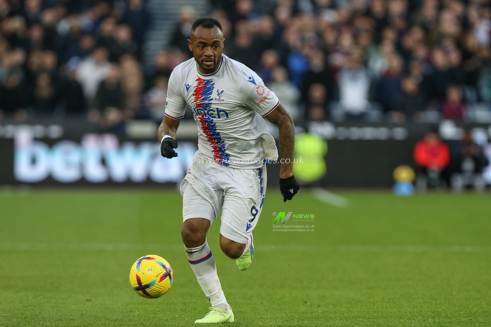 Jordan Ayew #9 of Crystal Palace runs with the ball during the Premier League match West Ham United vs Crystal Palace at London Stadium, London, United Kingdom, 6th November 2022

(Photo by Arron Gent/News Images)