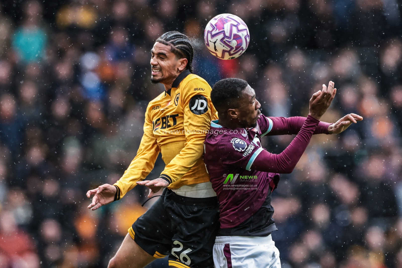Ki-Jana Hoever of Wolverhampton Wanderers and Jaidon Anthony of Burnley battle for the high ball during the Premier League match Wolverhampton Wanderers vs Burnley at Molineux, Wolverhampton, United Kingdom, 26th October 2025

(Photo by Mark Cosgrove/News Images)