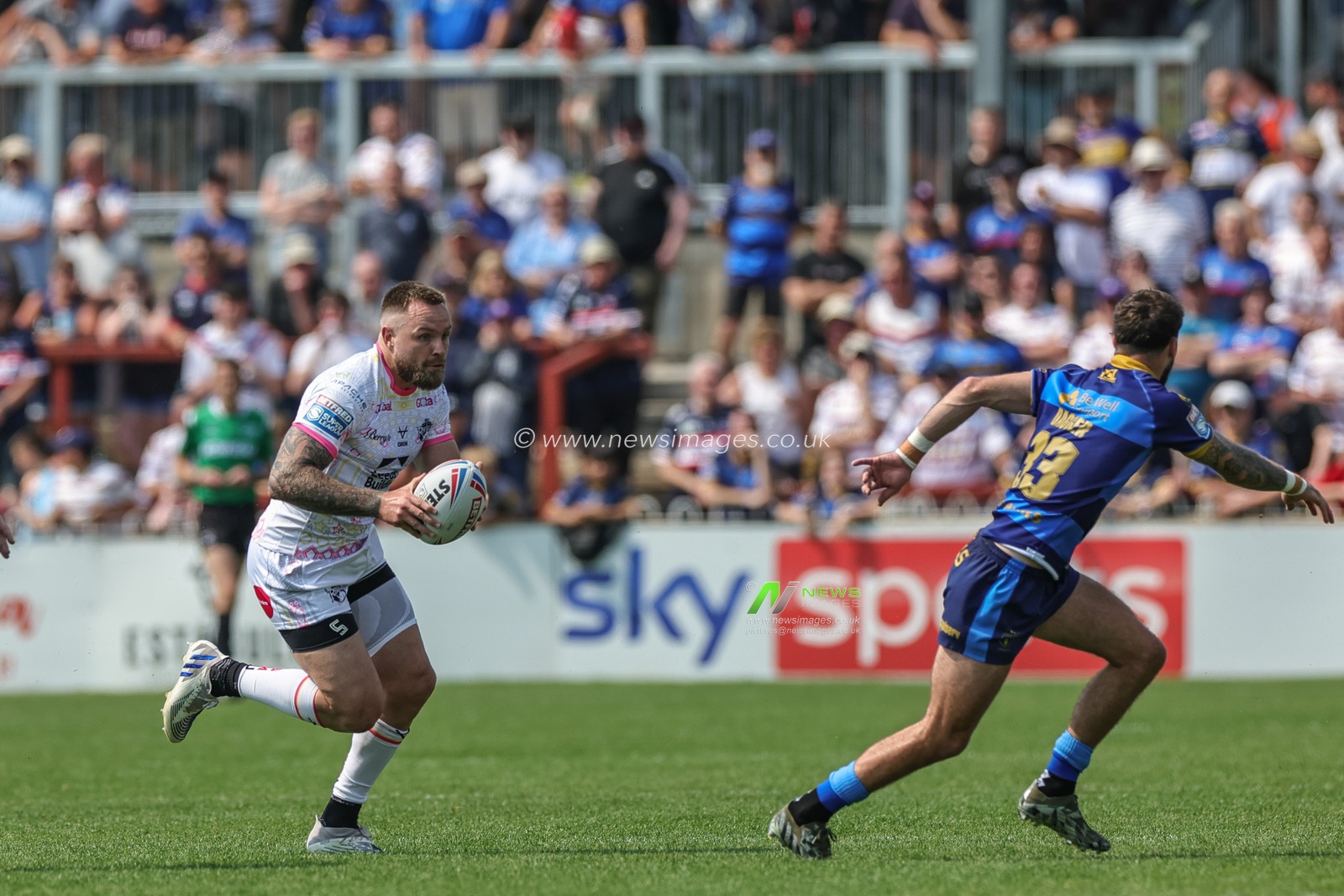 Blake Austin #6 of Leeds Rhinos breaks with the ball during the Betfred Super League Round 15 match Wakefield Trinity vs Leeds Rhinos at The Be Well Support Stadium, Wakefield, United Kingdom, 11th June 2023

(Photo by Mark Cosgrove/News Images)