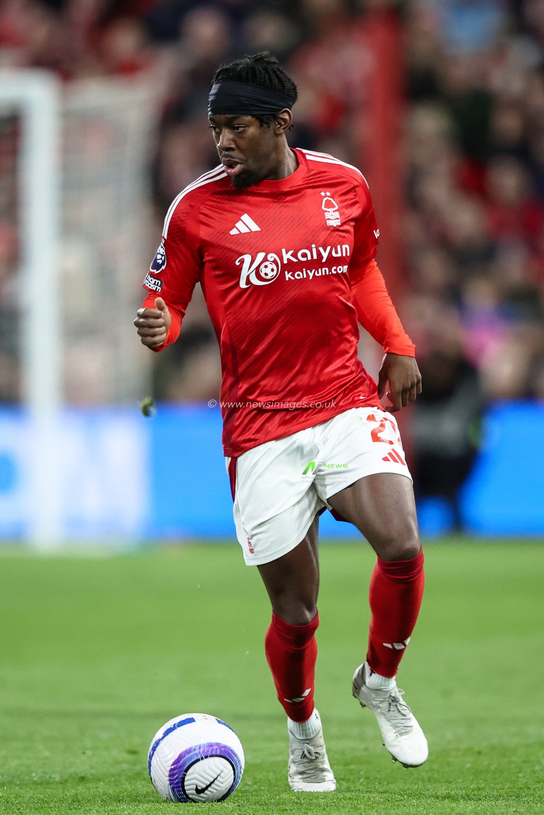 Anthony Elanga of Nottingham Forest breaks with the ball during the Premier League match Nottingham Forest vs Arsenal at City Ground, Nottingham, United Kingdom, 26th February 2025

(Photo by Alfie Cosgrove/News Images)
