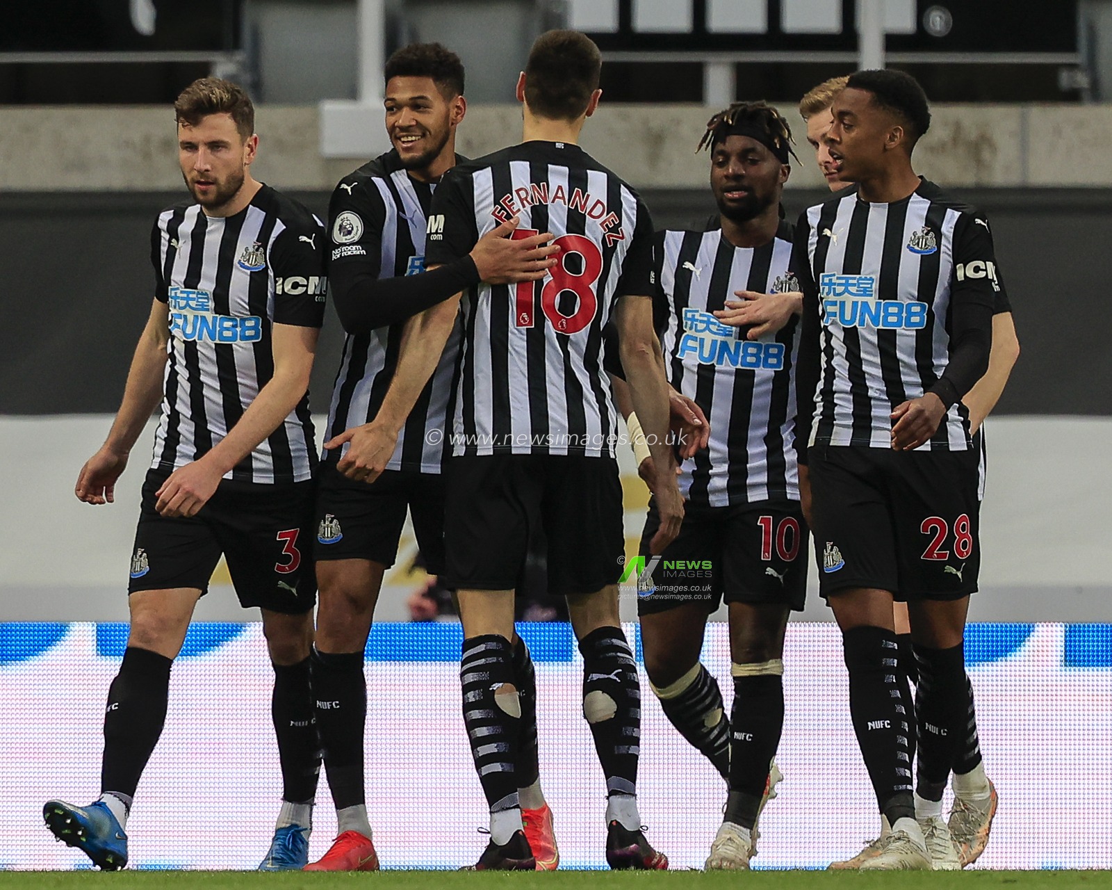 Joelinton #9 of Newcastle United celebrates his goal with his teammates to make it 2-2