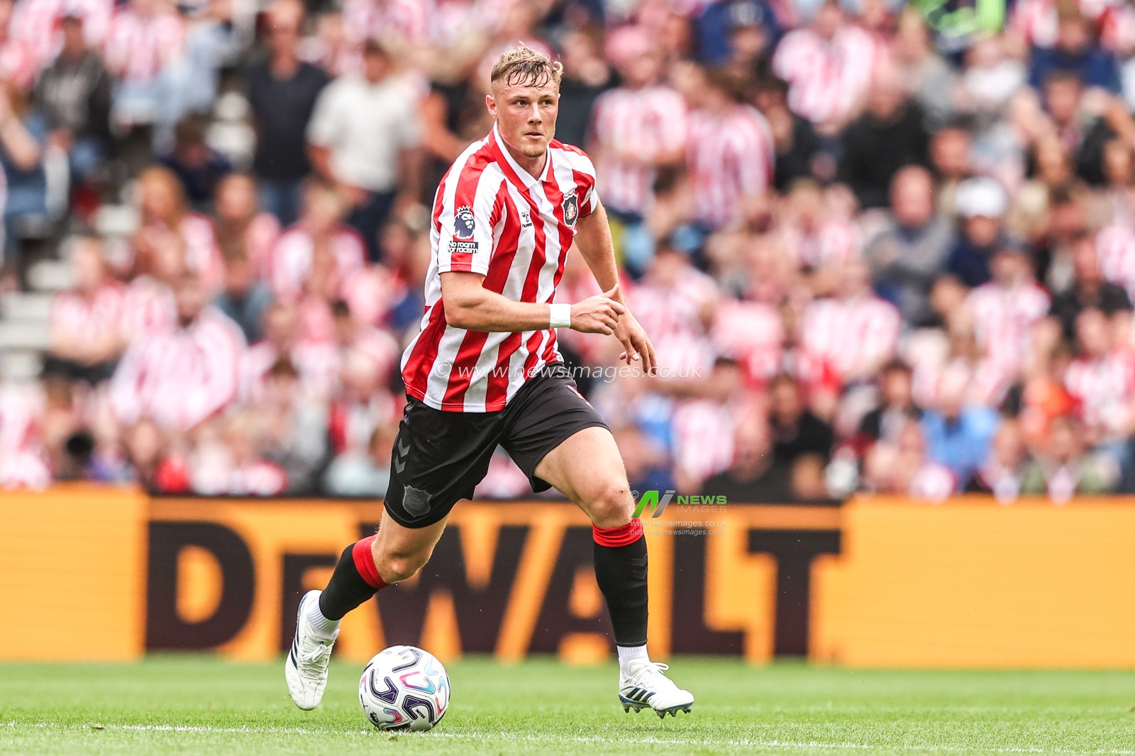 Daniel Ballard of Sunderland breaks with the ball during the Premier League match Sunderland vs Fulham at Stadium Of Light, Sunderland, United Kingdom on 30 August 2026

(Photo by Alfie Cosgrove/News Images)