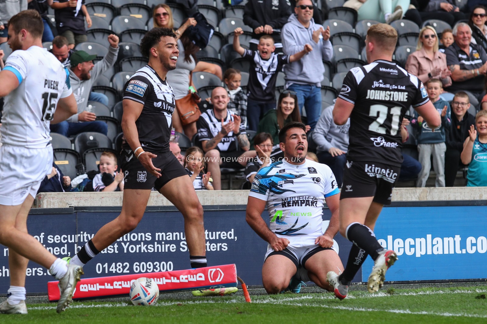 Darnell McIntosh #5 of Hull FC celebrates his try