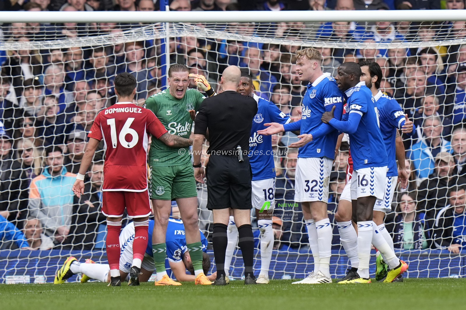 Jordan Pickford of Everton shouts at Referee Anthony Taylor after James Tarkowski suffered a head injury during the Premier League match Everton vs Nottingham Forest at Goodison Park, Liverpool, United Kingdom, 21st April 2024

(Photo by Steve Flynn/News Images)