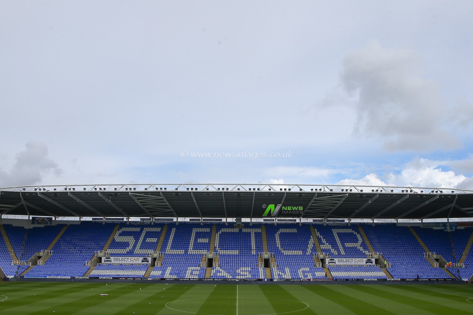 A general view inside of the Select Car Leasing Stadium, home of Reading ahead of the Sky Bet Championship match Reading vs Hull City at Select Car Leasing Stadium, Reading, United Kingdom, 18th March 2023

(Photo by Gareth Evans/News Images)