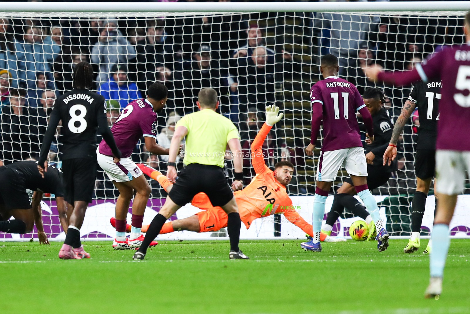 Lyle Foster of Burnley shoots and scores to make it 2-1 during the Premier League match Burnley vs Tottenham Hotspur at Turf Moor, Burnley, United Kingdom on 24 January 2026

(Photo by Jorge Horsted/News Images)