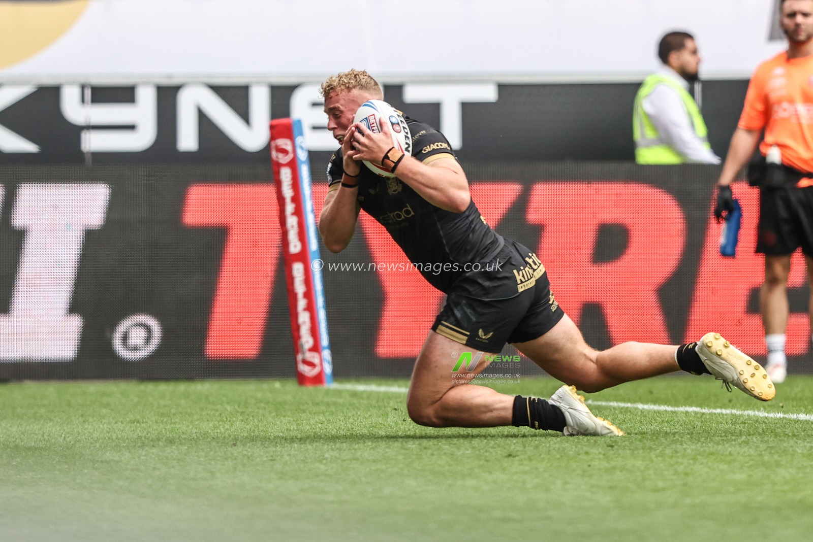 Jack Ashworth of Hull FC goes over for a try during the Betfred Super League Round 19 match Wigan Warriors vs Hull FC at The Brick Community Stadium, Wigan, United Kingdom, 19th July 2025

(Photo by Alfie Cosgrove/News Images)
