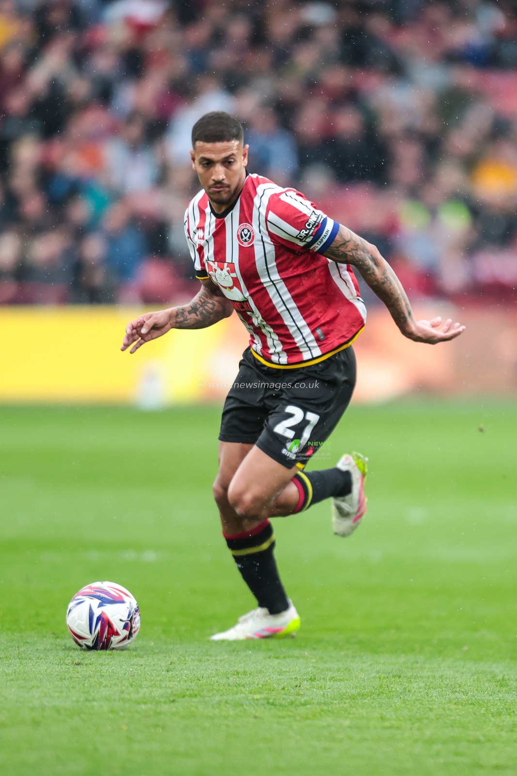 Vinicius Souza of Sheffield United breaks with the ball during the Sky Bet Championship match Sheffield United vs Cardiff City at Bramall Lane, Sheffield, United Kingdom, 18th April 2025

(Photo by Richard Bierton/News Images)