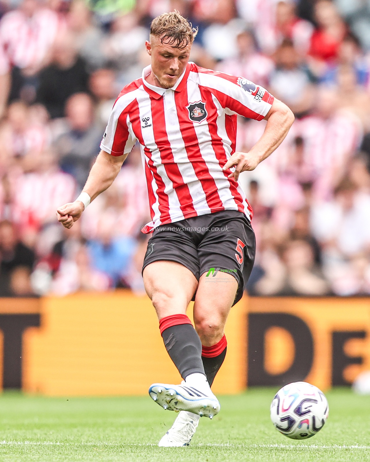 Daniel Ballard of Sunderland passes the ball during the Premier League match Sunderland vs Fulham at Stadium Of Light, Sunderland, United Kingdom on 30 August 2026

(Photo by Alfie Cosgrove/News Images)