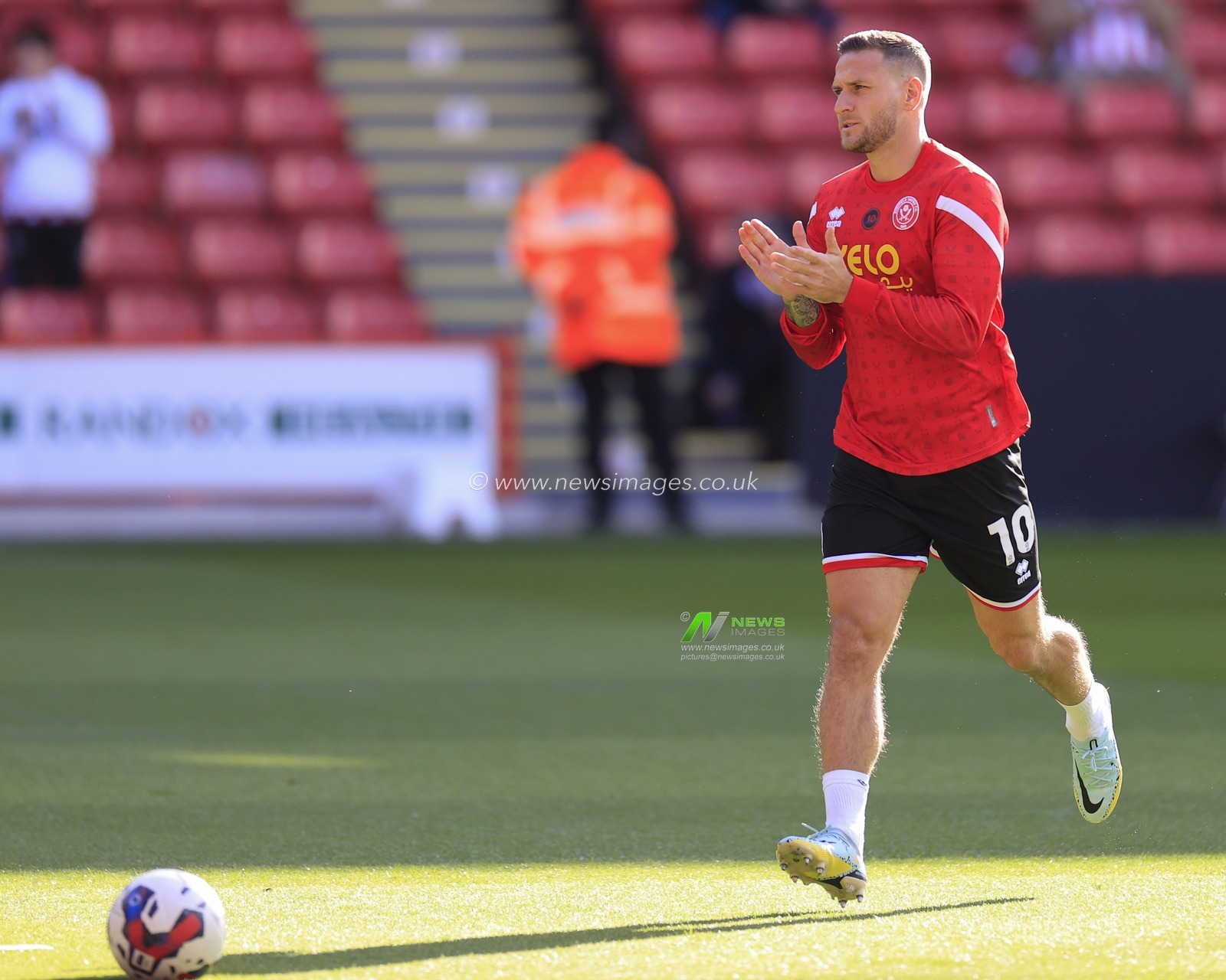 Billy Sharp #10 of Sheffield United during the warm up for the game ahead of the Sky Bet Championship match Sheffield United vs Blackpool at Bramall Lane, Sheffield, United Kingdom, 15th October 2022

(Photo by Conor Molloy/News Images)