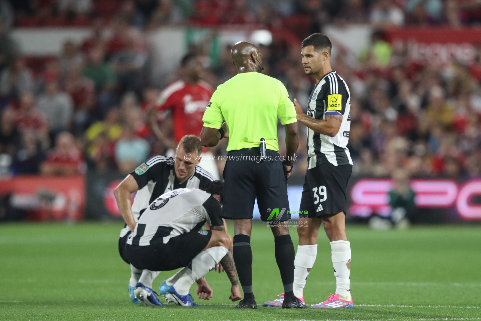 Sandro Tonali of Newcastle United takes a knock during the Carabao Cup match Nottingham Forest vs Newcastle United at City Ground, Nottingham, United Kingdom, 28th August 2024

(Photo by Alfie Cosgrove/News Images)