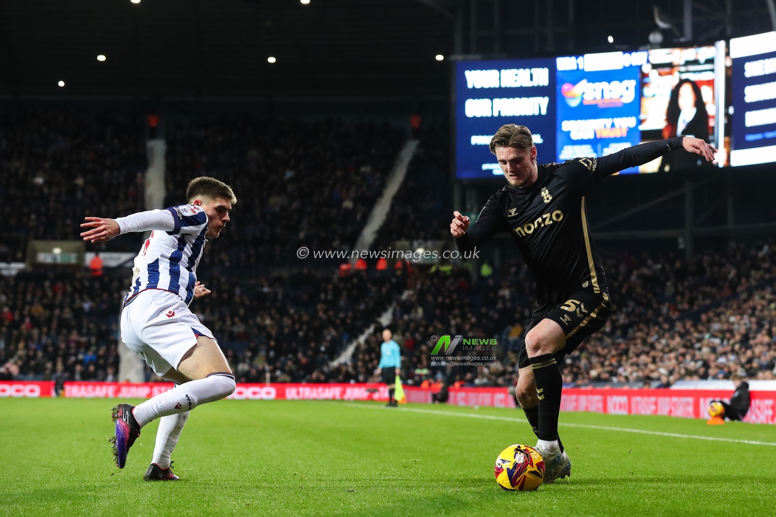 Jack Rudoni of Coventry City goes forward with the ball during the Sky Bet Championship match West Bromwich Albion vs Coventry City at The Hawthorns, West Bromwich, United Kingdom, 11th December 2024

(Photo by Gareth Evans/News Images)