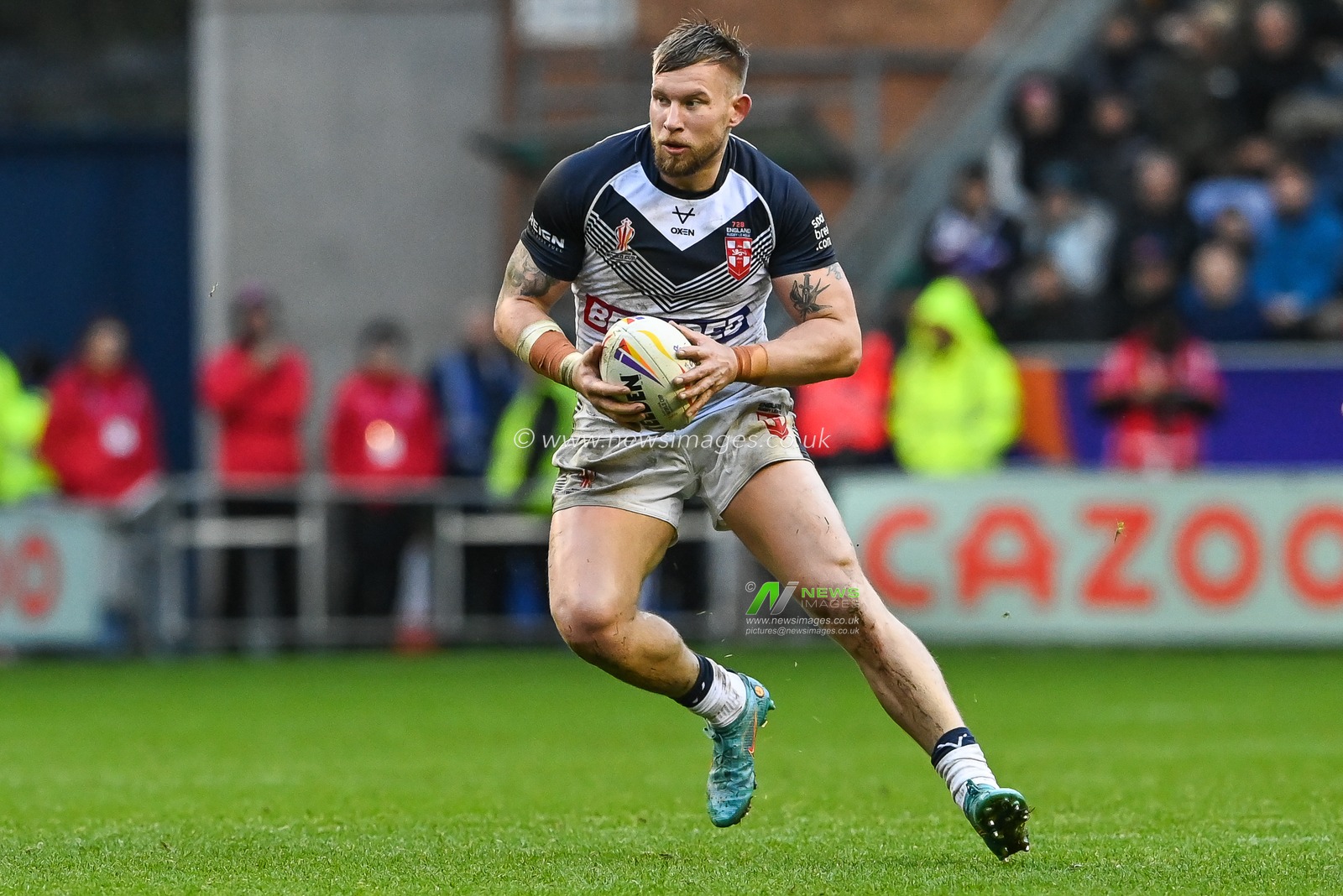 Mike Cooper of England makes a break during the Rugby League World Cup 2021 Quarter Final match England vs Papua New Guinea at DW Stadium, Wigan, United Kingdom, 5th November 2022

(Photo by Craig Thomas/News Images)