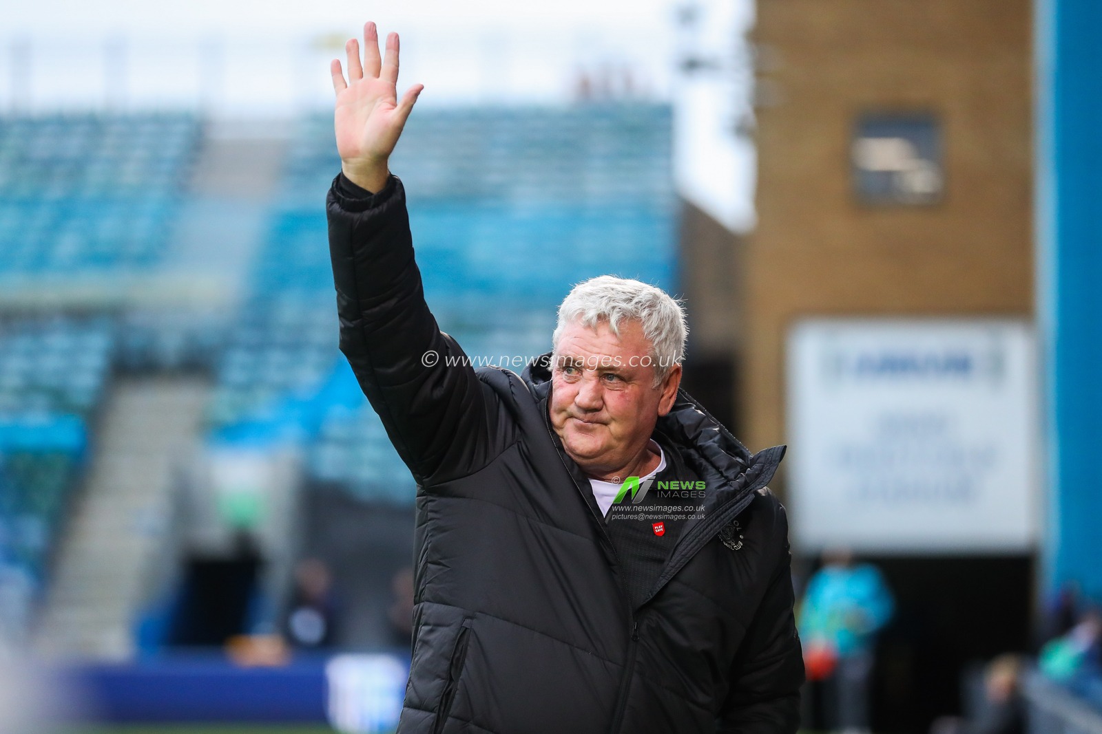 Steve Bruce of Blackpool acknowledges the fans prior to the Emirates FA Cup First Round match Gillingham vs Blackpool at MEMS Priestfield Stadium, Gillingham, United Kingdom, 2nd November 2024

(Photo by Izzy Poles/News Images)